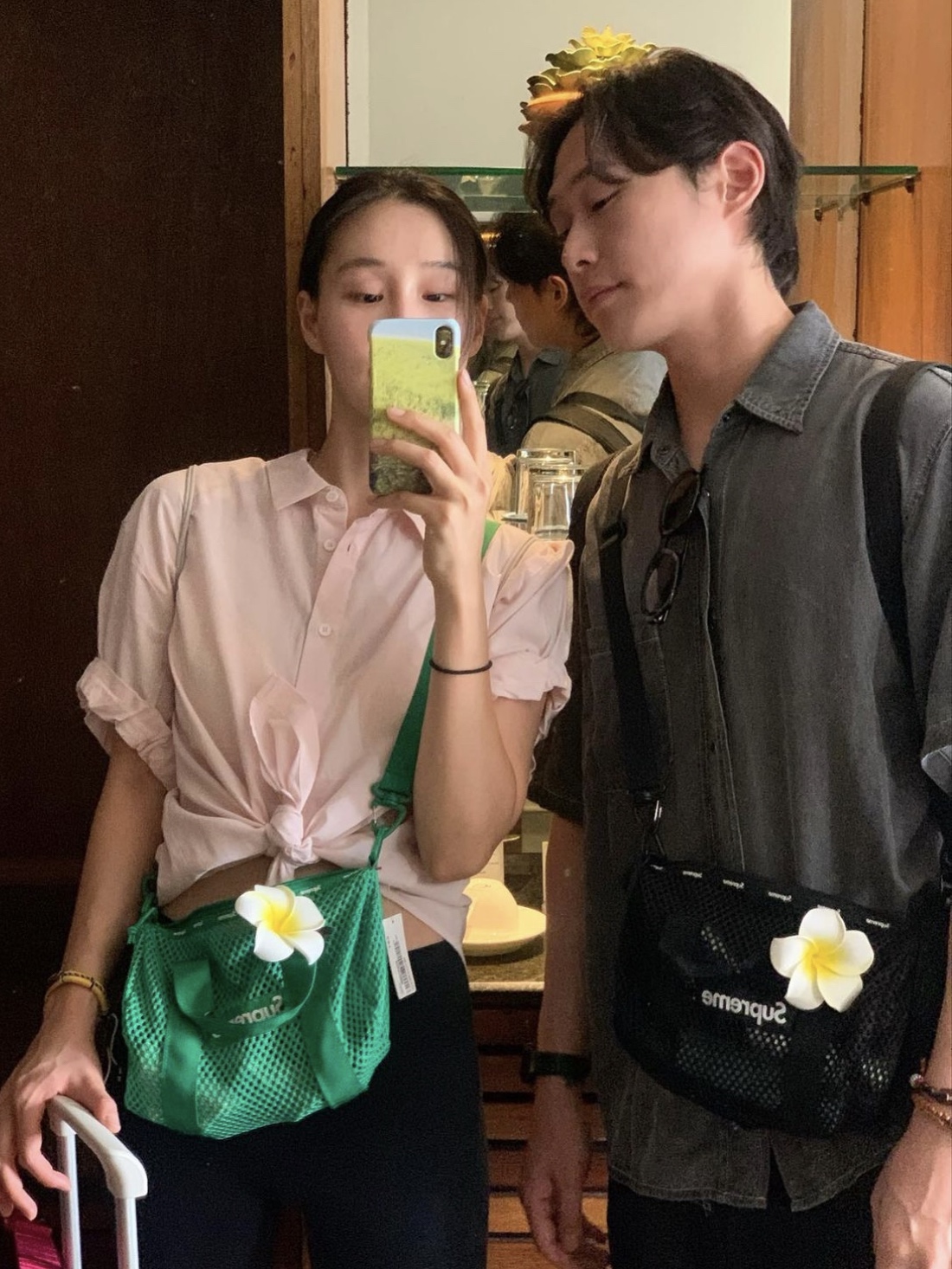 Supreme Mesh Mini Duffle Bag Green - 23SS, Supreme Mesh Mini Duffle Bag Black - 23SS 착용 스타일 - 2