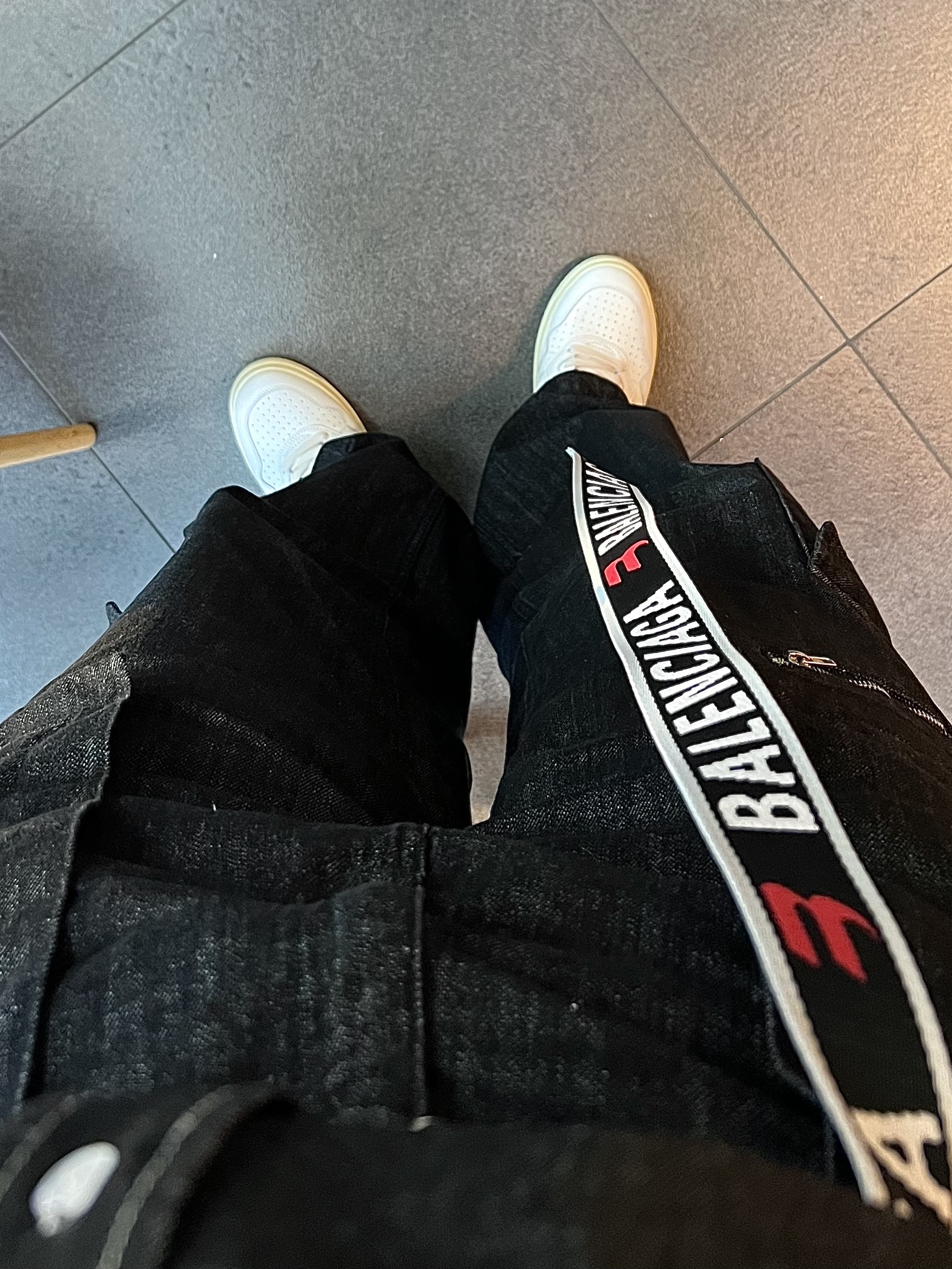 Balenciaga D Ring Belt Grey Red, Stussy World Tour T-Shirt Black 착용 스타일 - 4