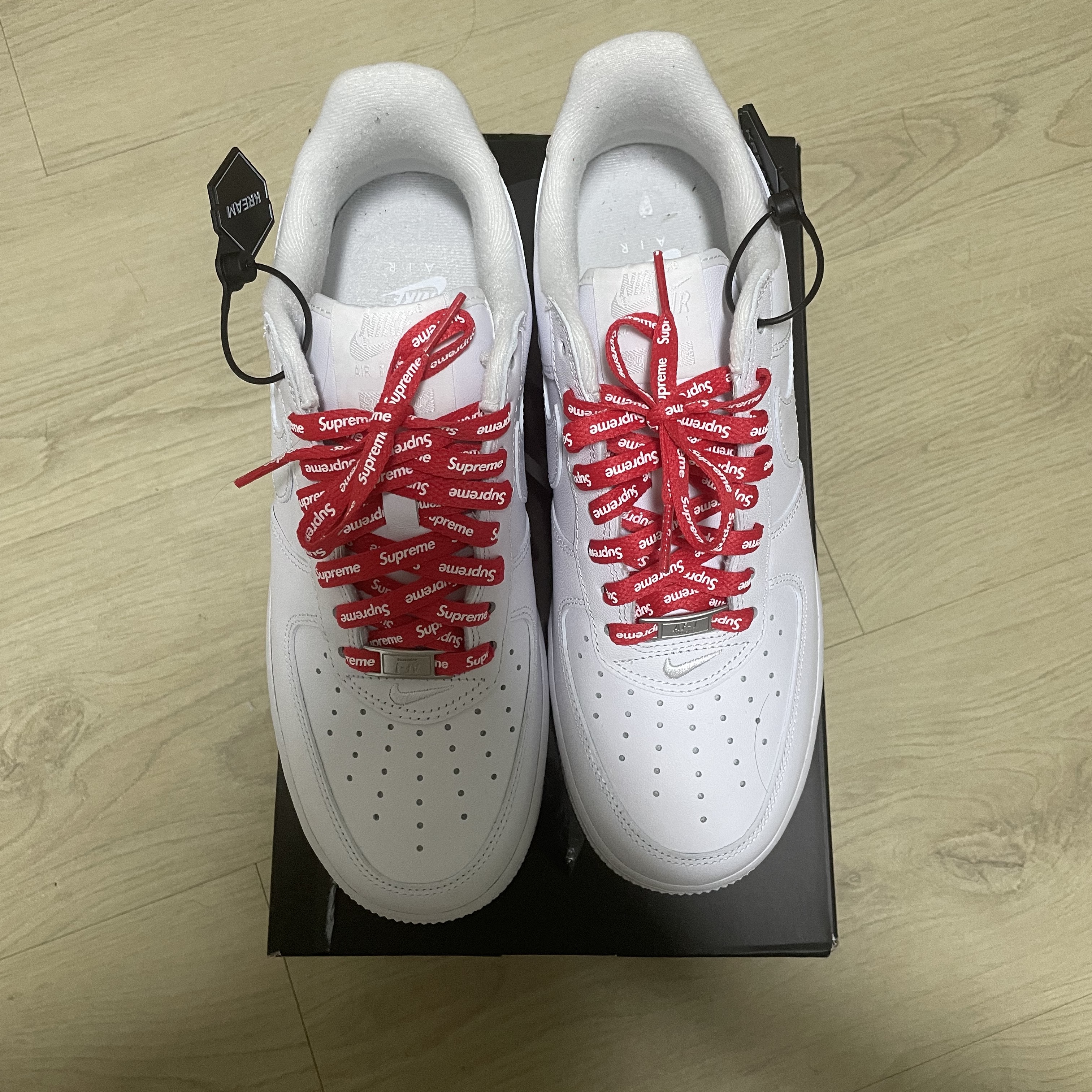 Nike x Supreme Air Force 1 Low White 착용 스타일
