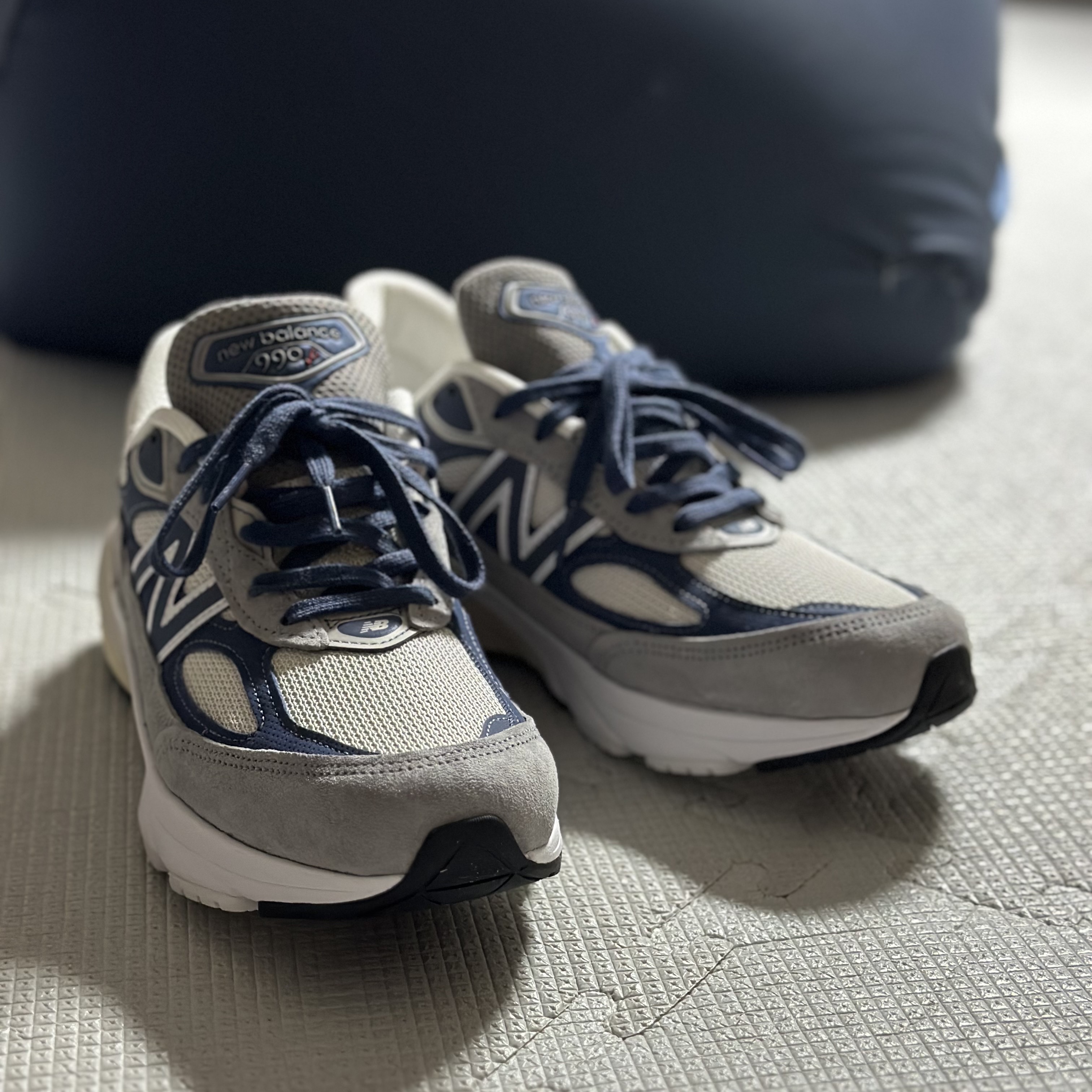 New Balance 990v6 Made in USA Gray Suede 착용 스타일 - 2