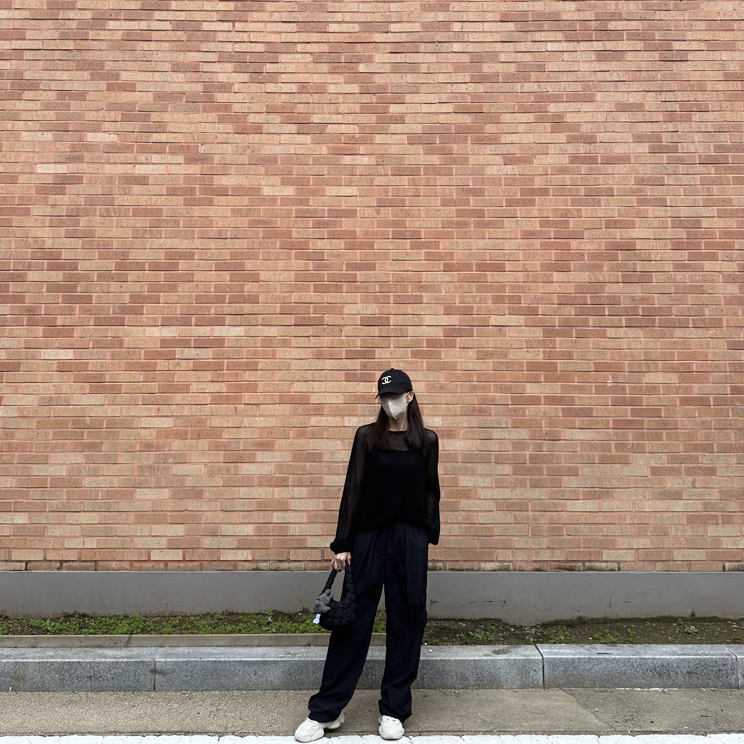 Adidas Yeezy 500 Blush 2022, COS Quilted Micro Bag Black 착용 스타일 - 2
