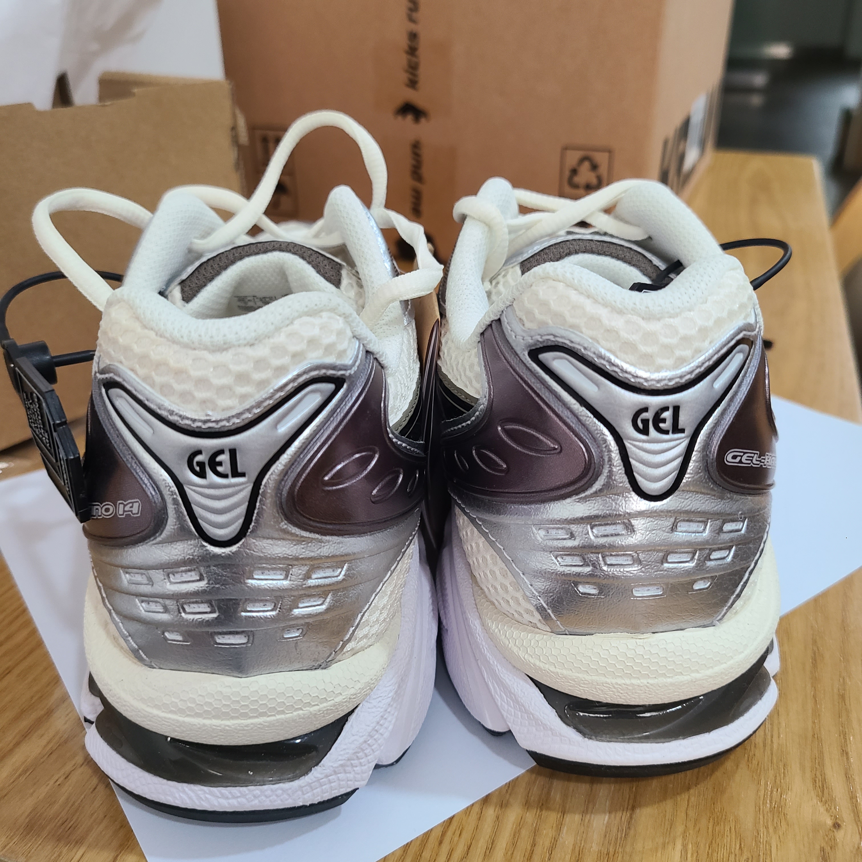 Asics Gel-Kayano 14 Cream Black 착용 스타일 - 2