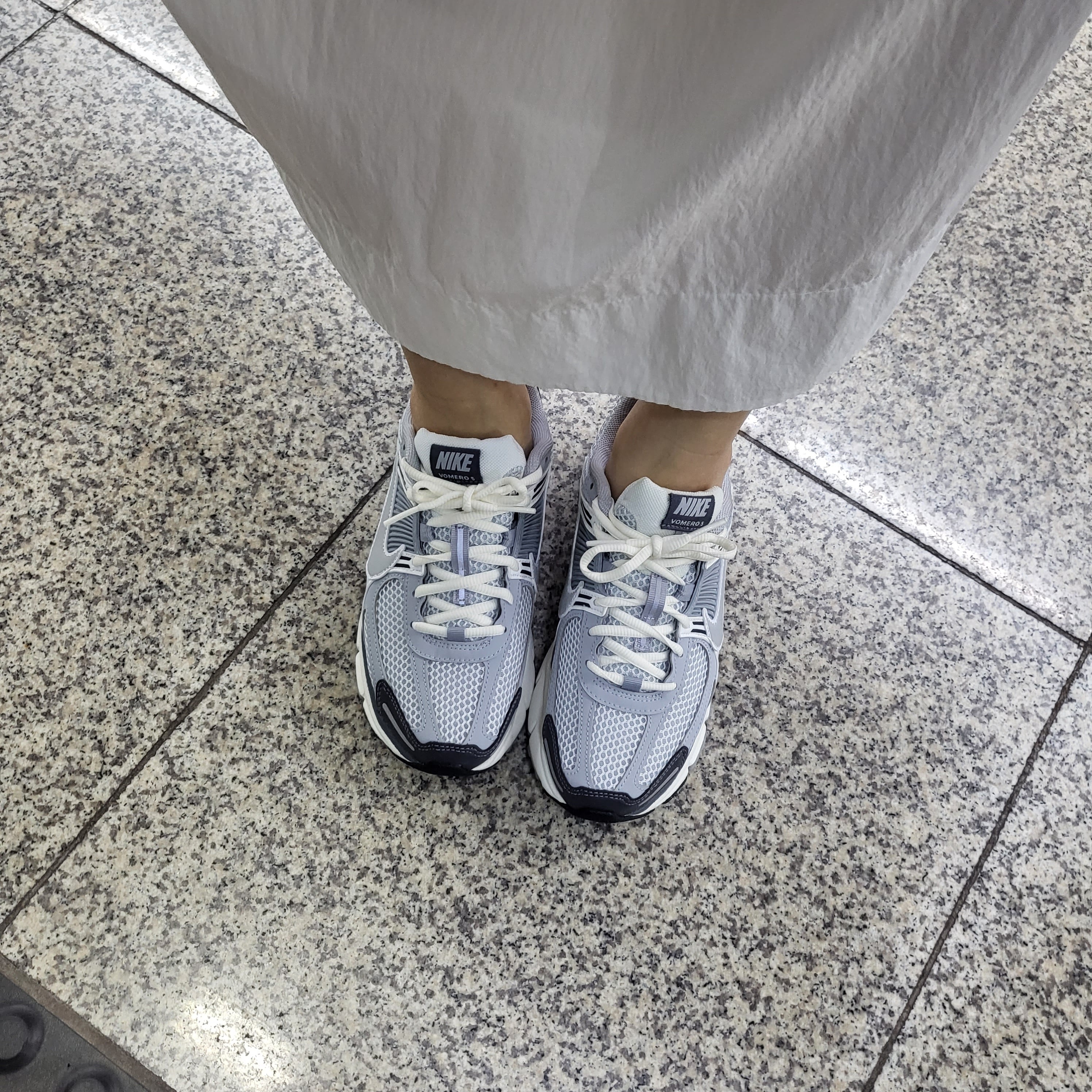 (W) Nike Zoom Vomero 5 Pure Platinum Metallic Silver 착용 스타일