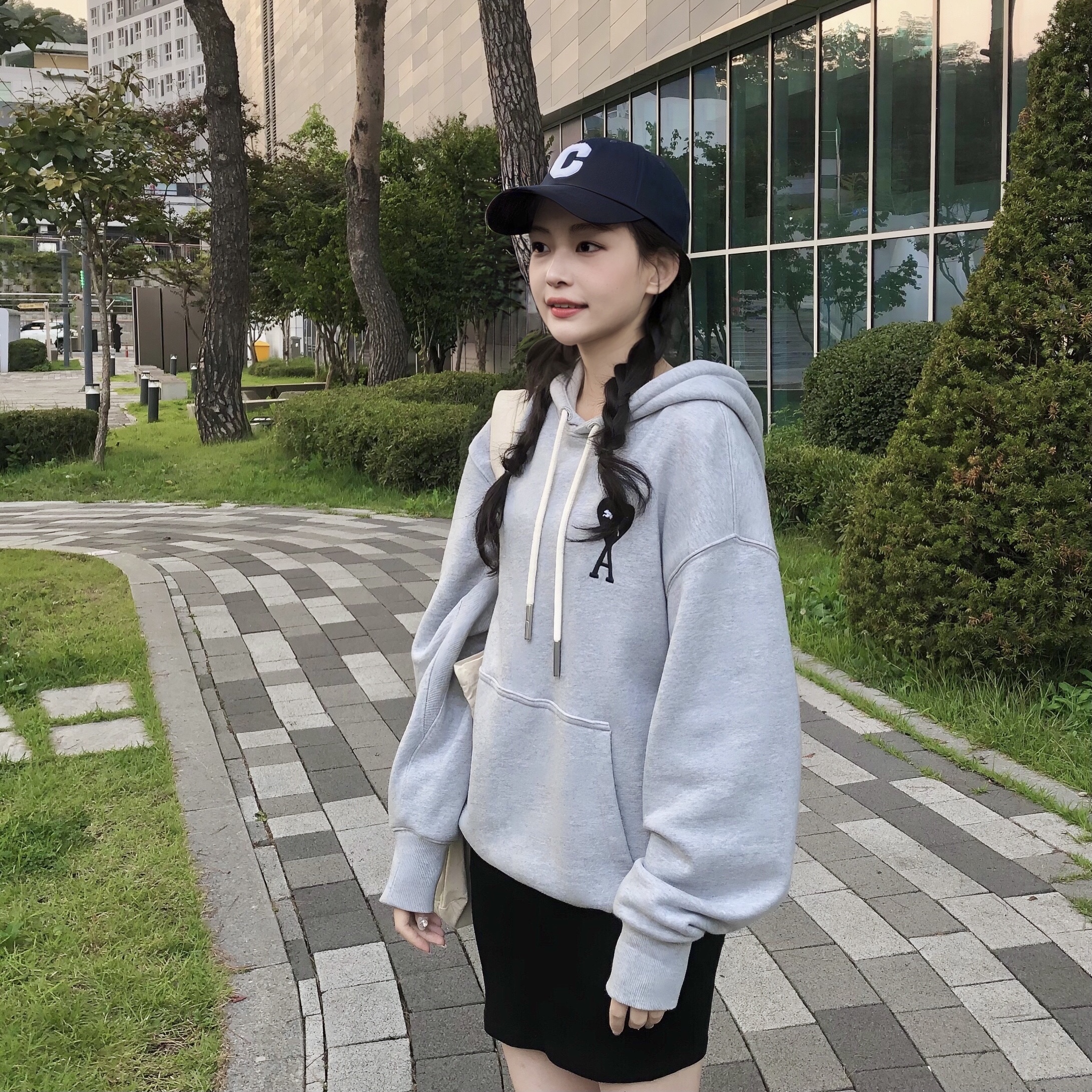 Puma x AMI Hoodie Light Gray Heather, Maison Kitsune Fox Head Tote Bag Ecru 착용 스타일 - 1