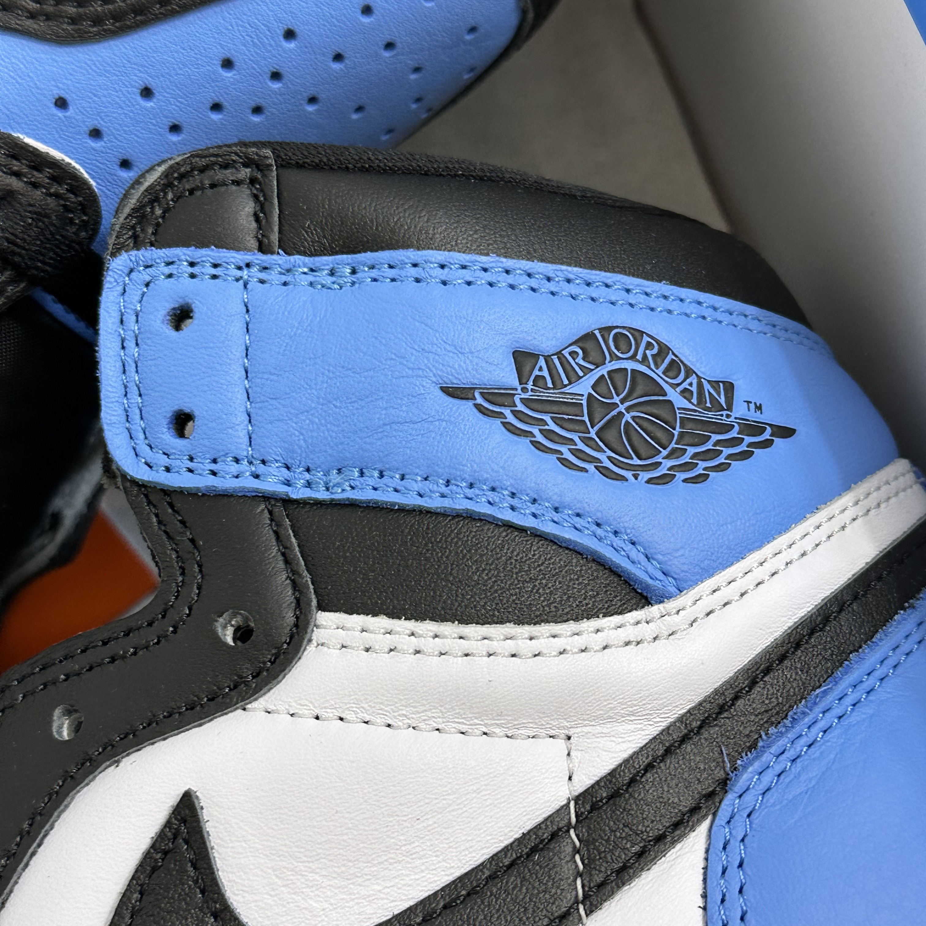 Jordan 1 Retro High OG University Blue 착용 스타일 - 3