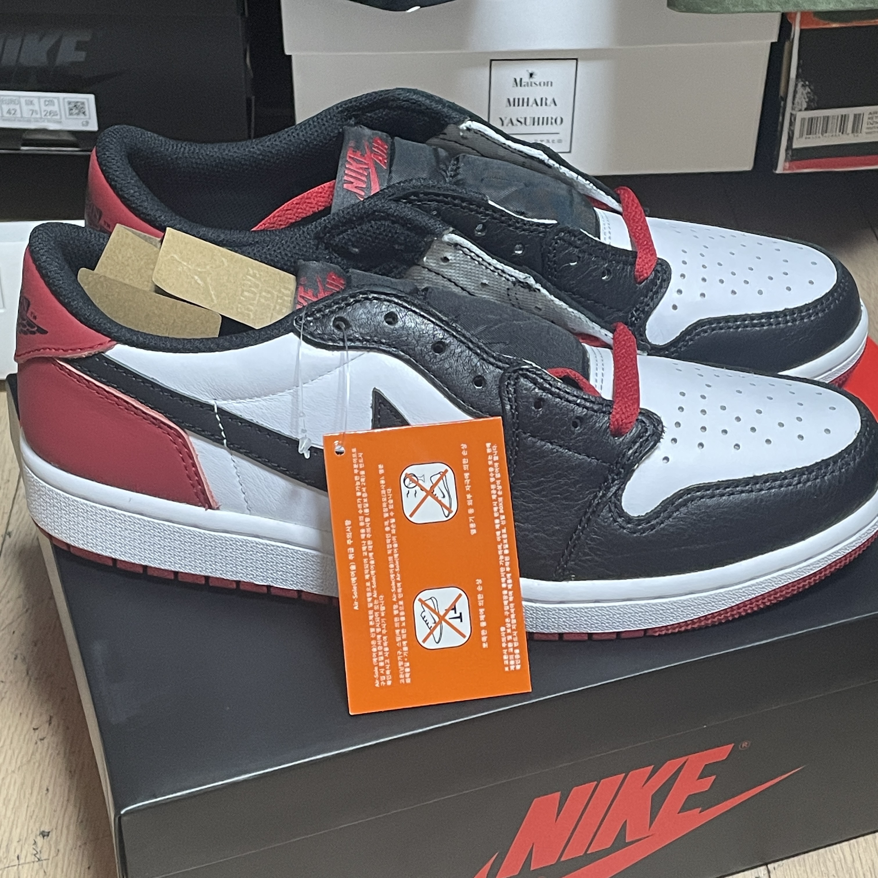 Jordan 1 x Travis Scott Retro Low OG SP Black Phantom, Jordan 1 Retro Low OG Black Toe 착용 스타일 - 2