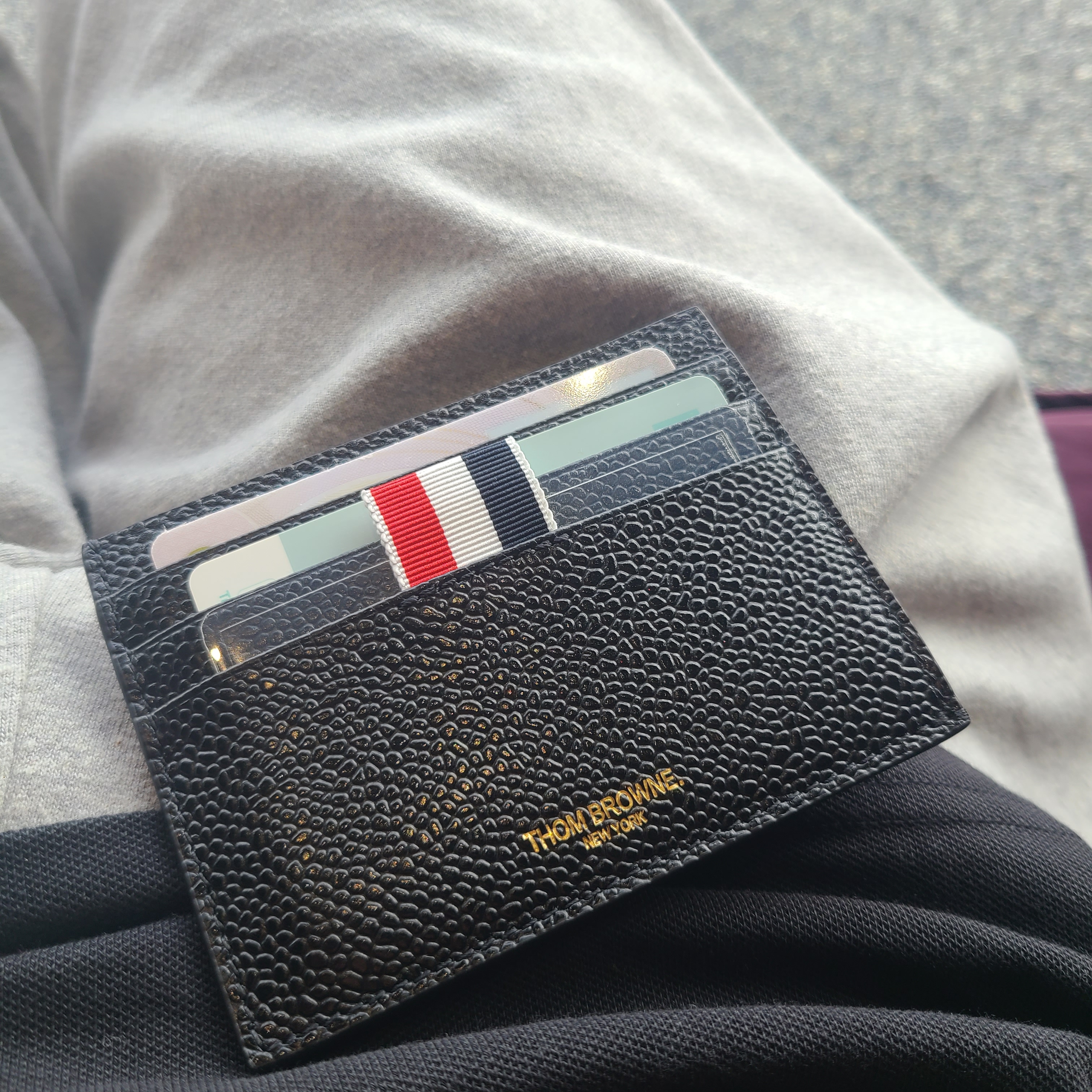 Thom Browne Pebble Grain Leather Stripe Note Compartment Card Holder Black 착용 스타일