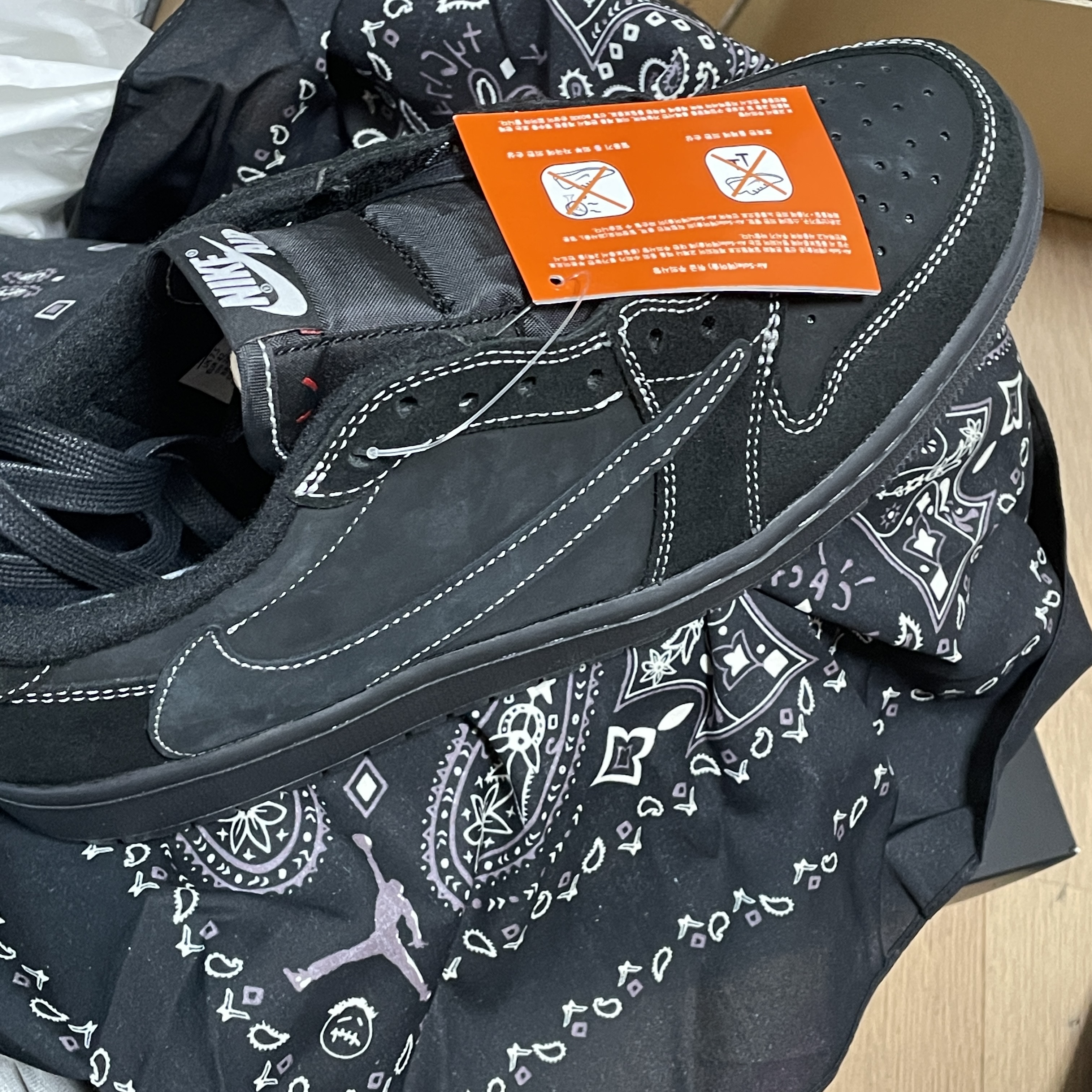 Jordan 1 x Travis Scott Retro Low OG SP Black Phantom, Jordan 1 Retro Low OG Black Toe 착용 스타일 - 1