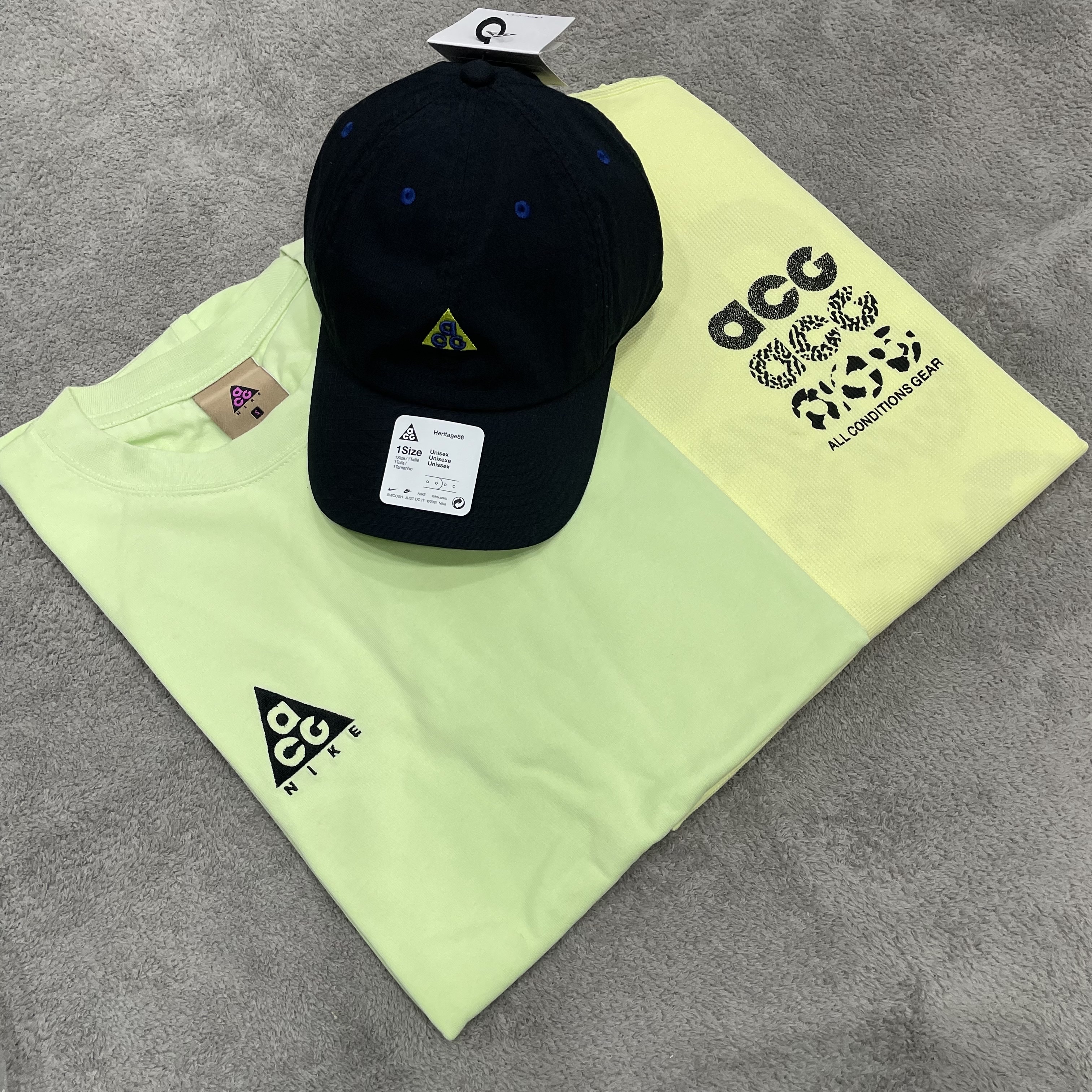 Nike ACG Heritage 86 Cap Black, Nike ACG Logo T-Shirt Space Barely Volt - US/EU 착용 스타일