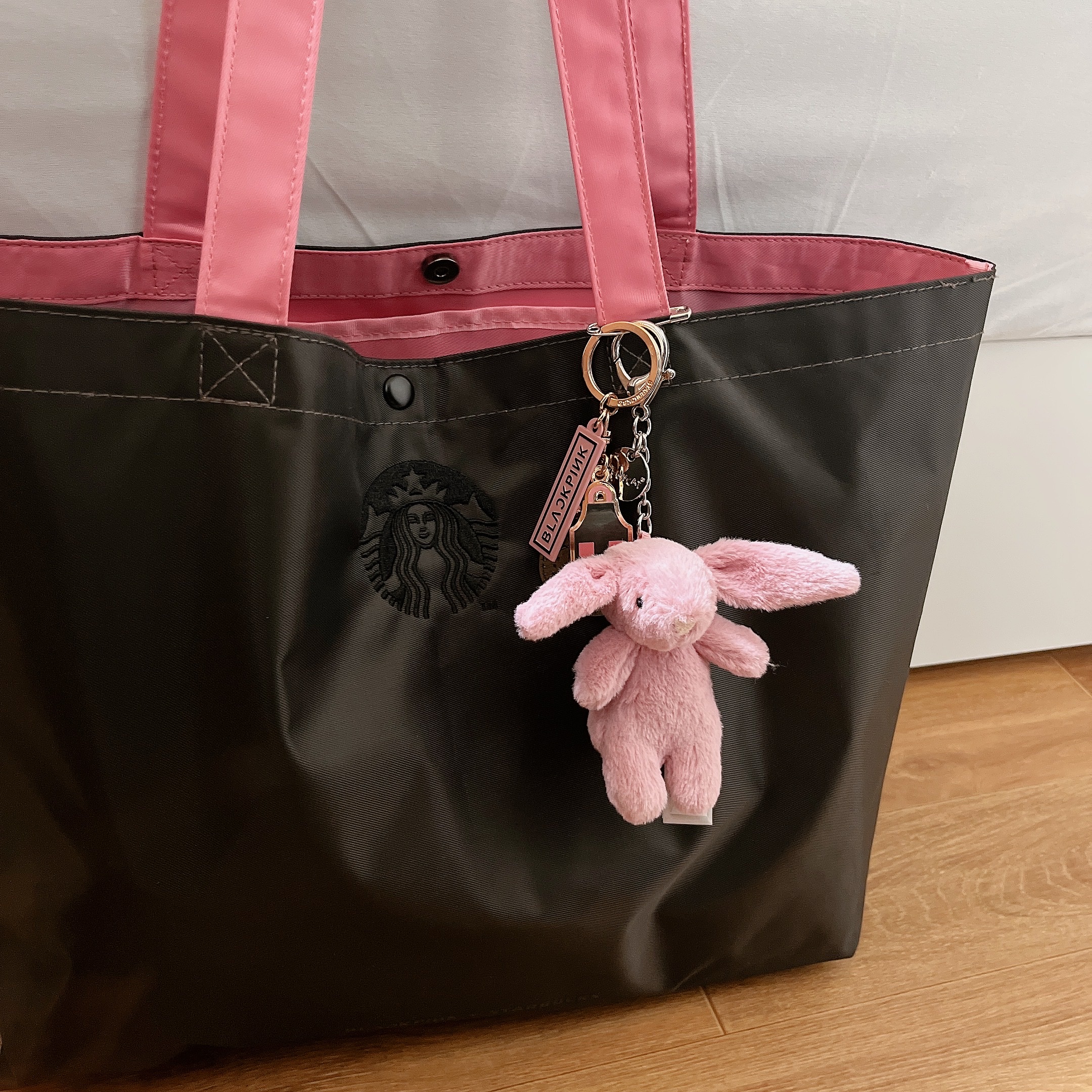 Jellycat Bashful Bunny Bag Charm Tulip 착용 스타일