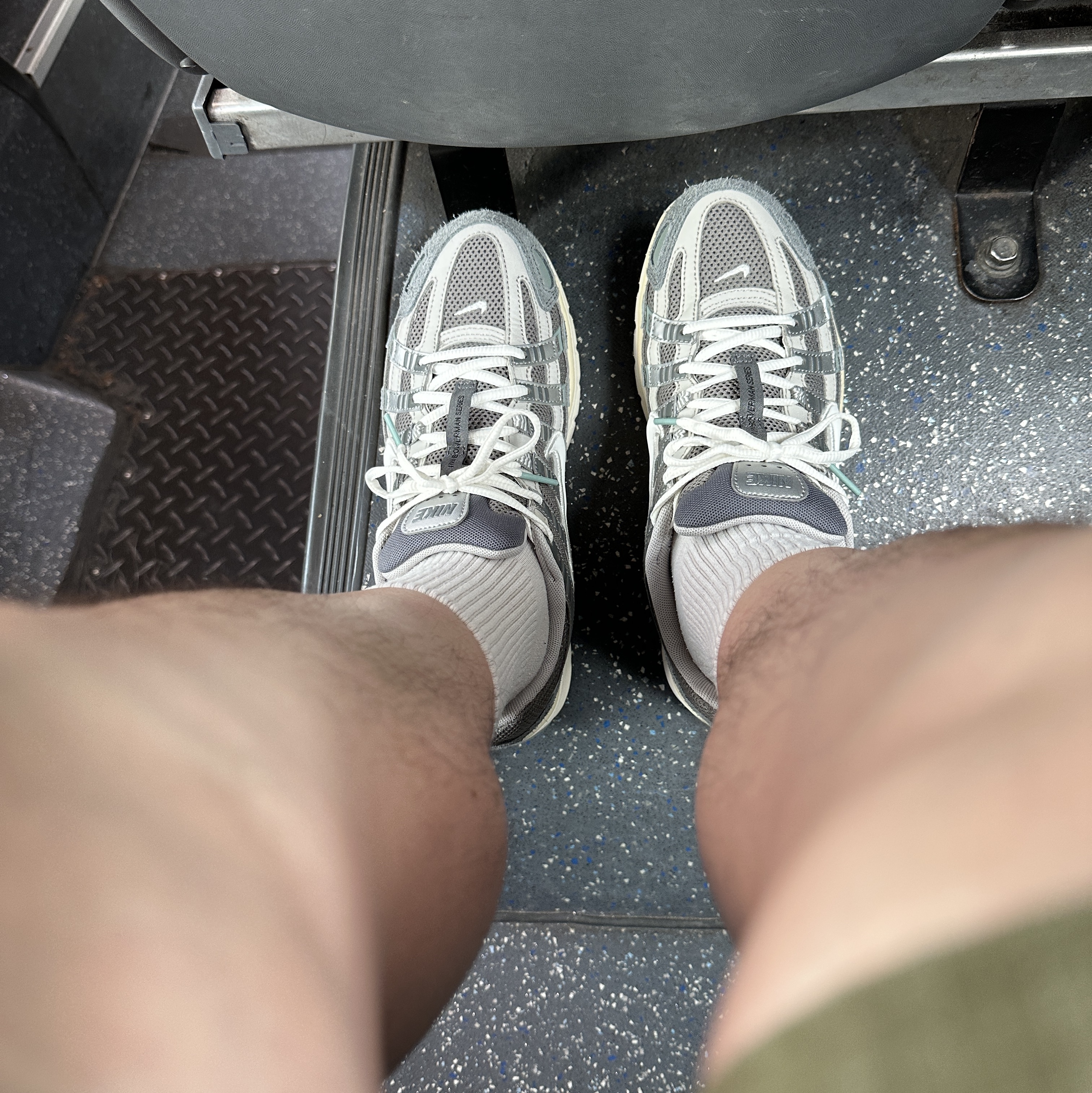 Nike P-6000 Flat Pewter Light Iron Ore 착용 스타일 - 2