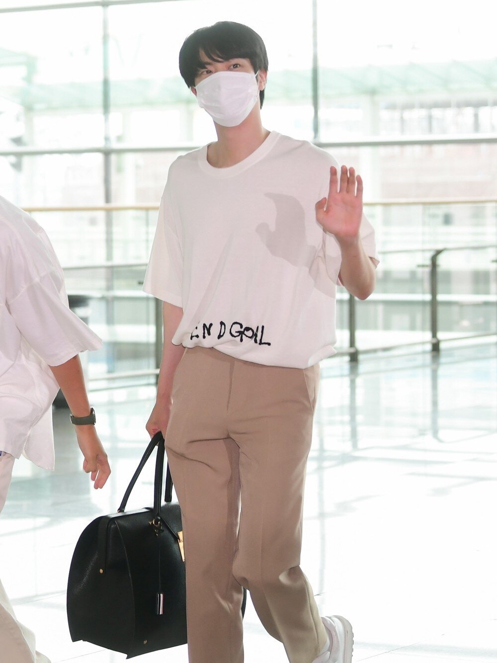 Louis Vuitton Beverly Hills Sneakers White, Louis Vuitton End Goal Printed Shirt White 착용 스타일