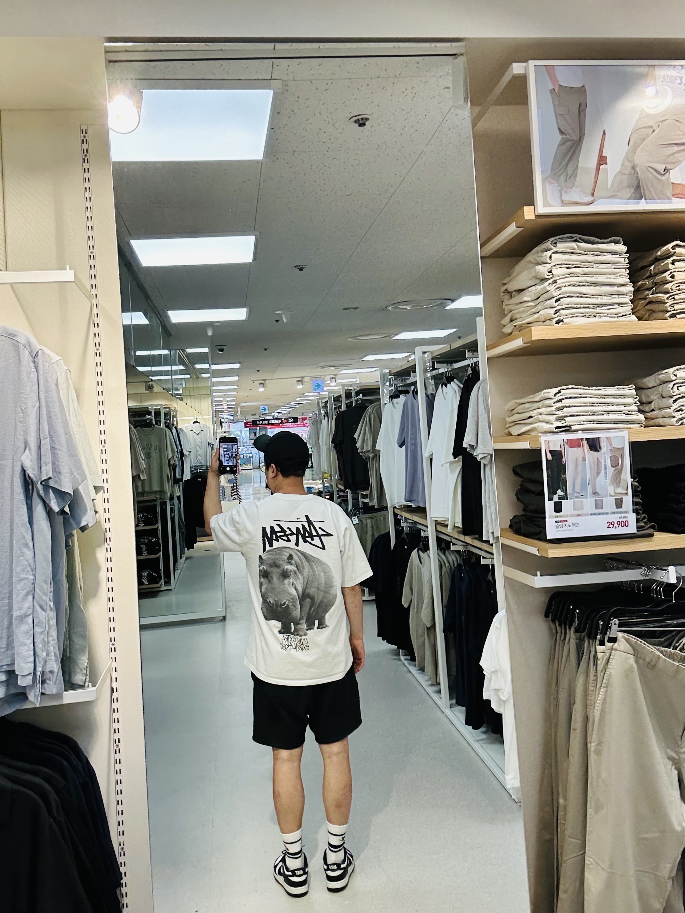 Stussy 93 Slick Crown Low Pro Cap Black, Stussy Livin' Large T-Shirt White 착용 스타일 - 2