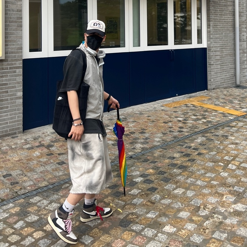 Jordan 1 x Travis Scott Retro High OG SP Mocha, Apple AirPods Max Lightning Silver (Korean Ver.) 착용 스타일 - 1