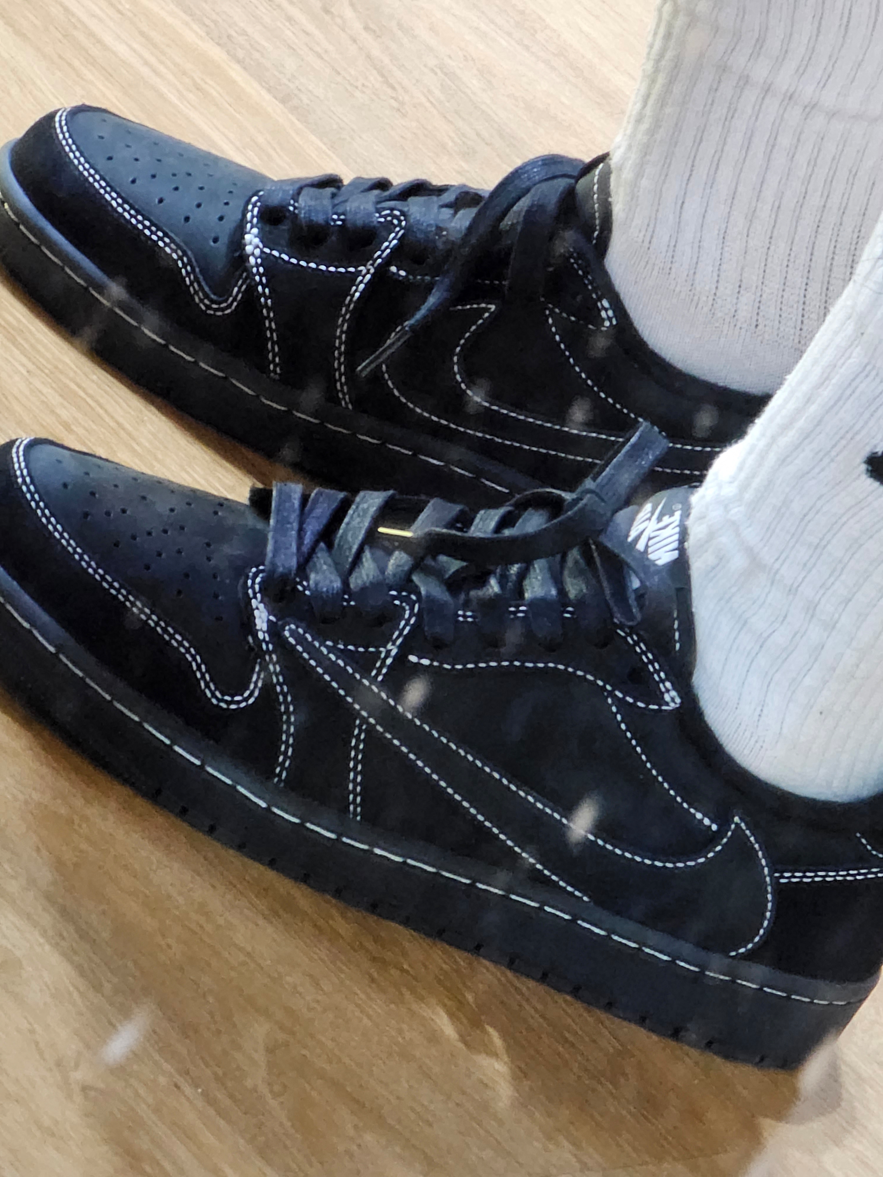 Jordan 1 x Travis Scott Retro Low OG SP Black Phantom 착용 스타일 - 2