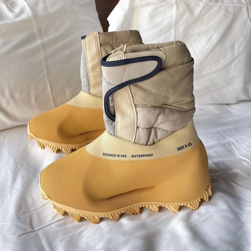 adidas Yeezy Knit RNR Boot Sulfur 착용 스타일