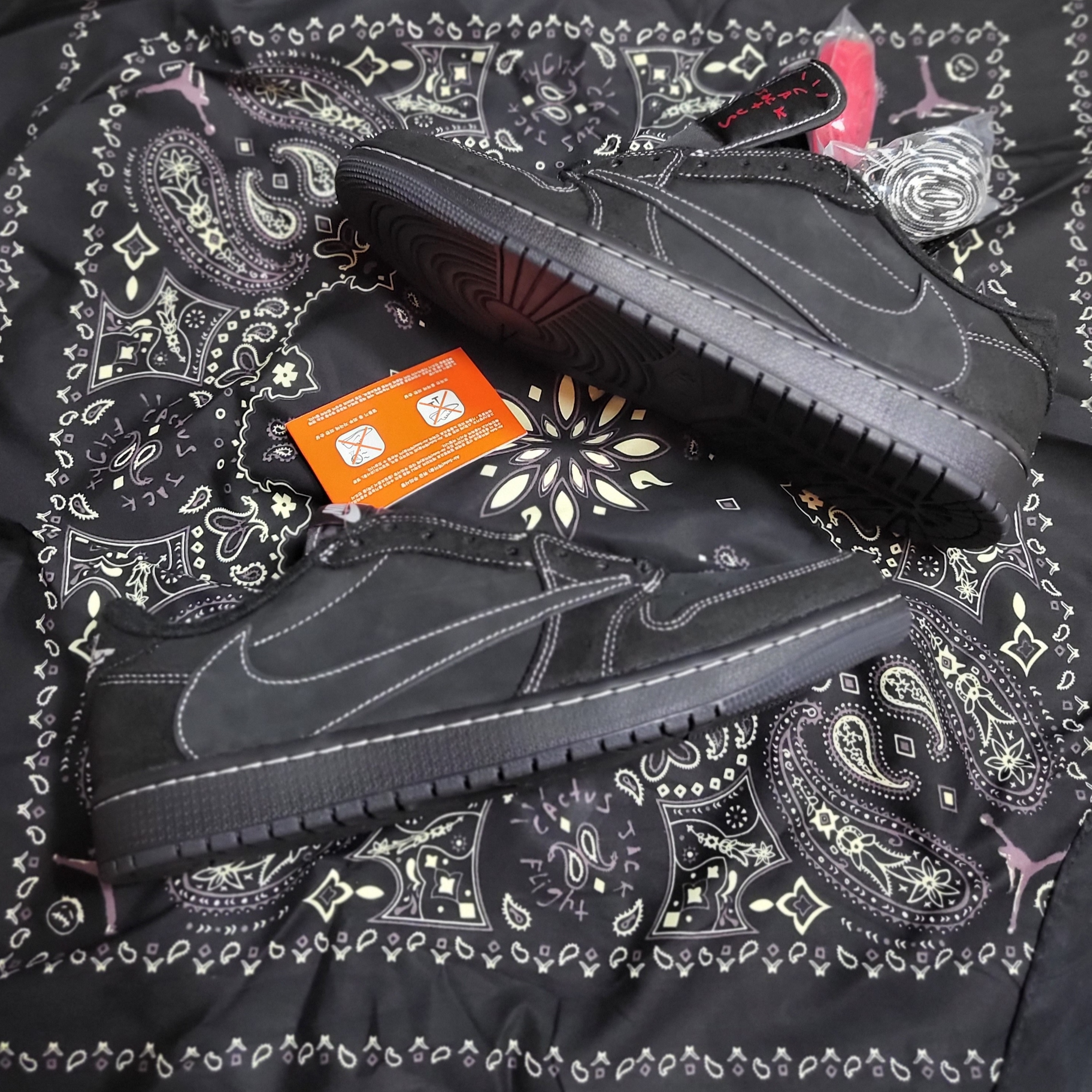 Jordan 1 x Travis Scott Retro Low OG SP Black Phantom 착용 스타일