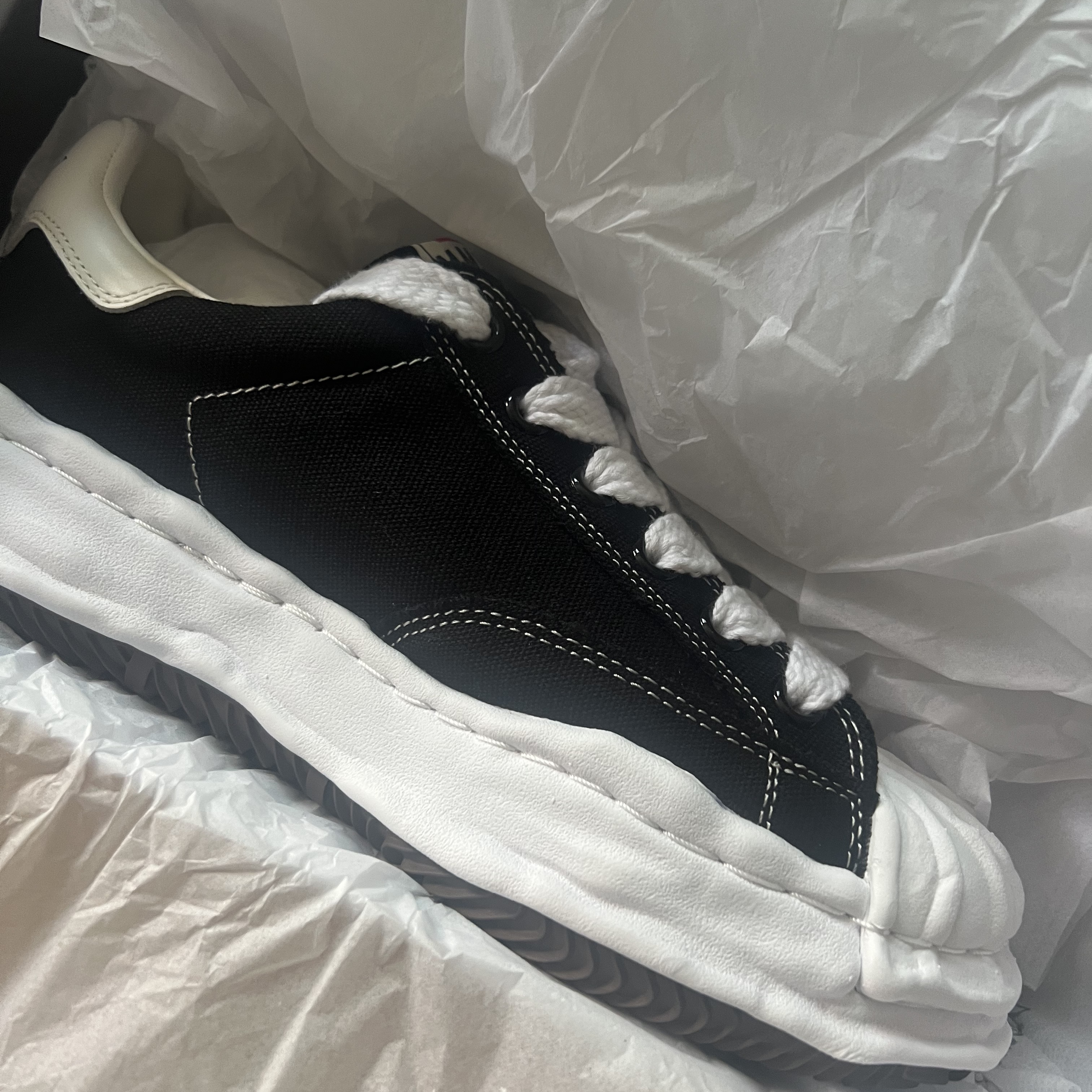 Maison Mihara Yasuhiro Blakey OG Sole Canvas Low-top Sneakers Black White 착용 스타일 - 2