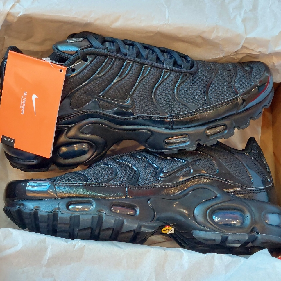 Nike Air Max Plus Triple Black 착용 스타일