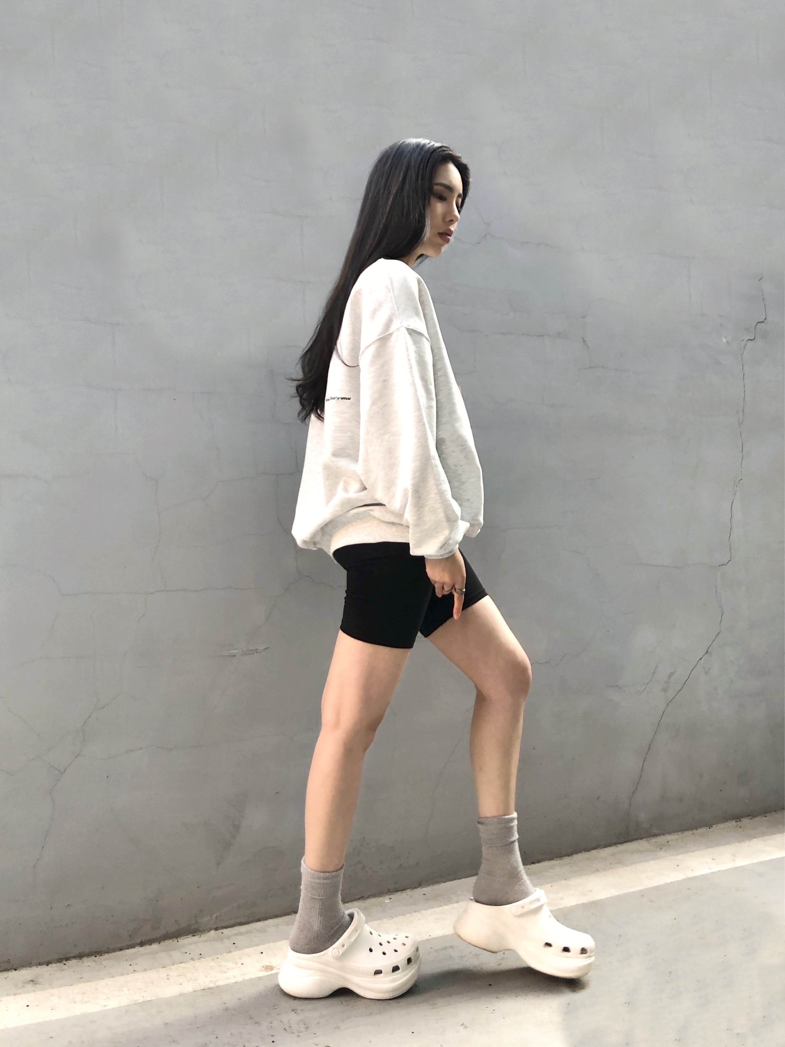 (W) Crocs Classic Platform Clog White 착용 스타일