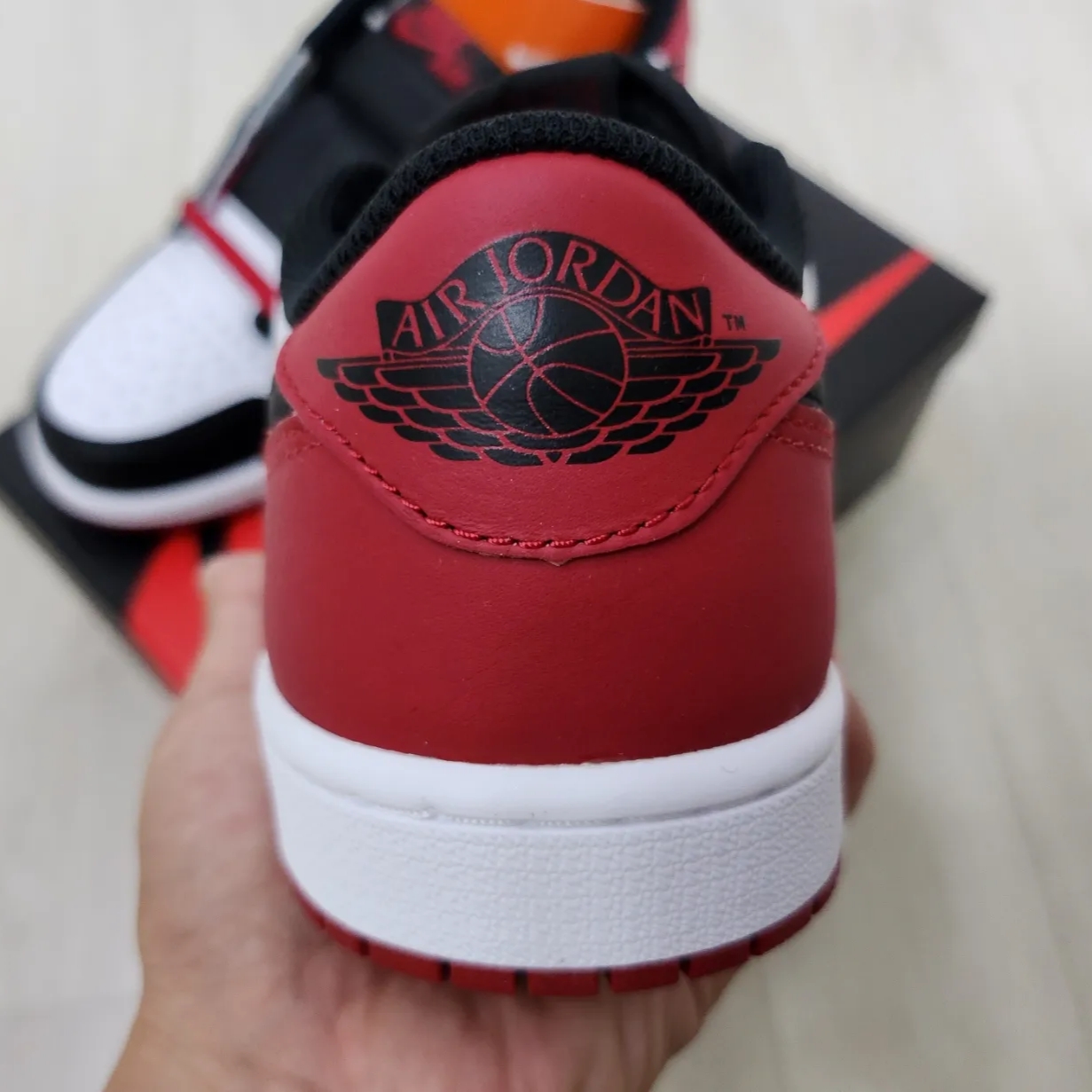 Jordan 1 Retro Low OG Black Toe 착용 스타일 - 3