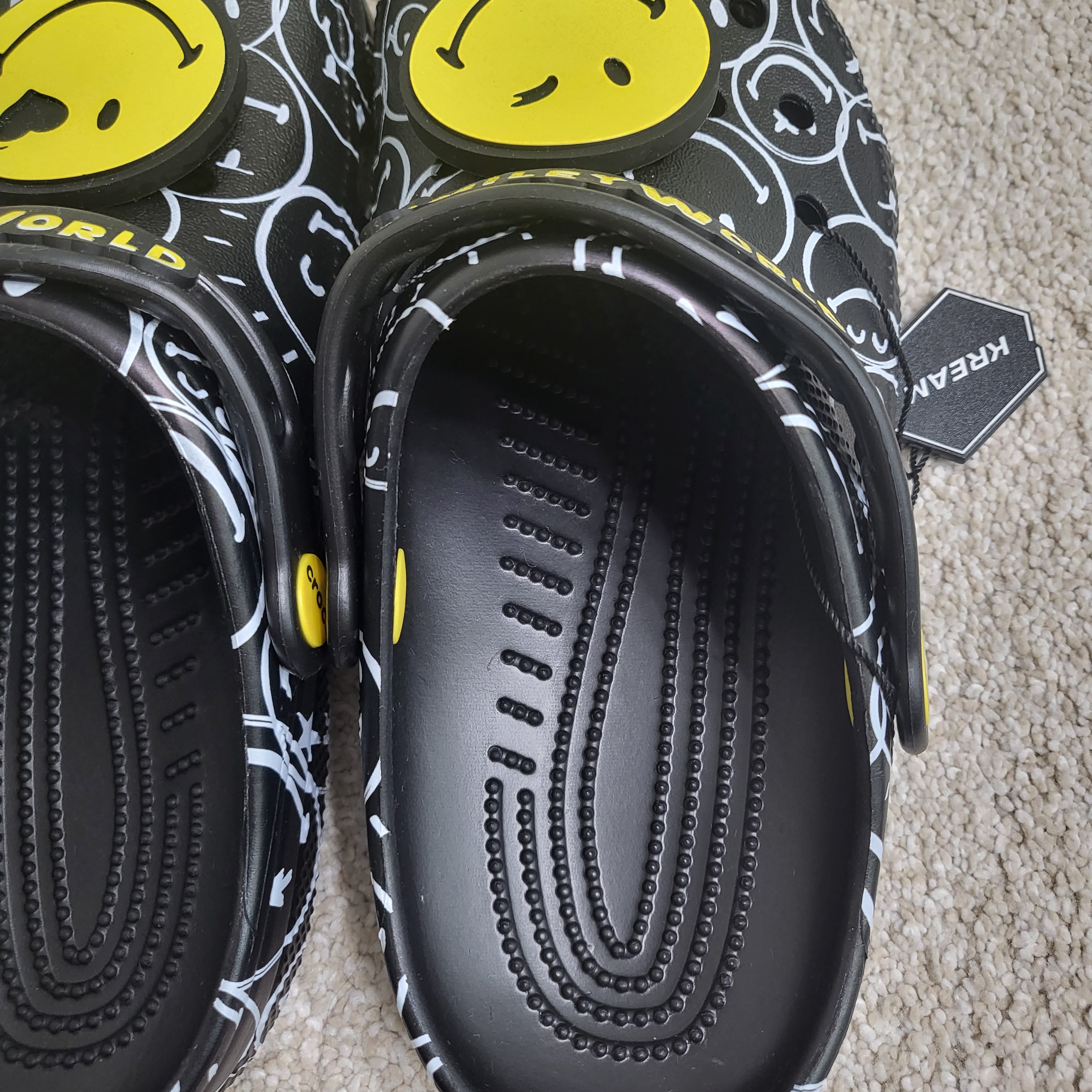 Crocs 2022 Smiley Classic Clog Black Multi 착용 스타일