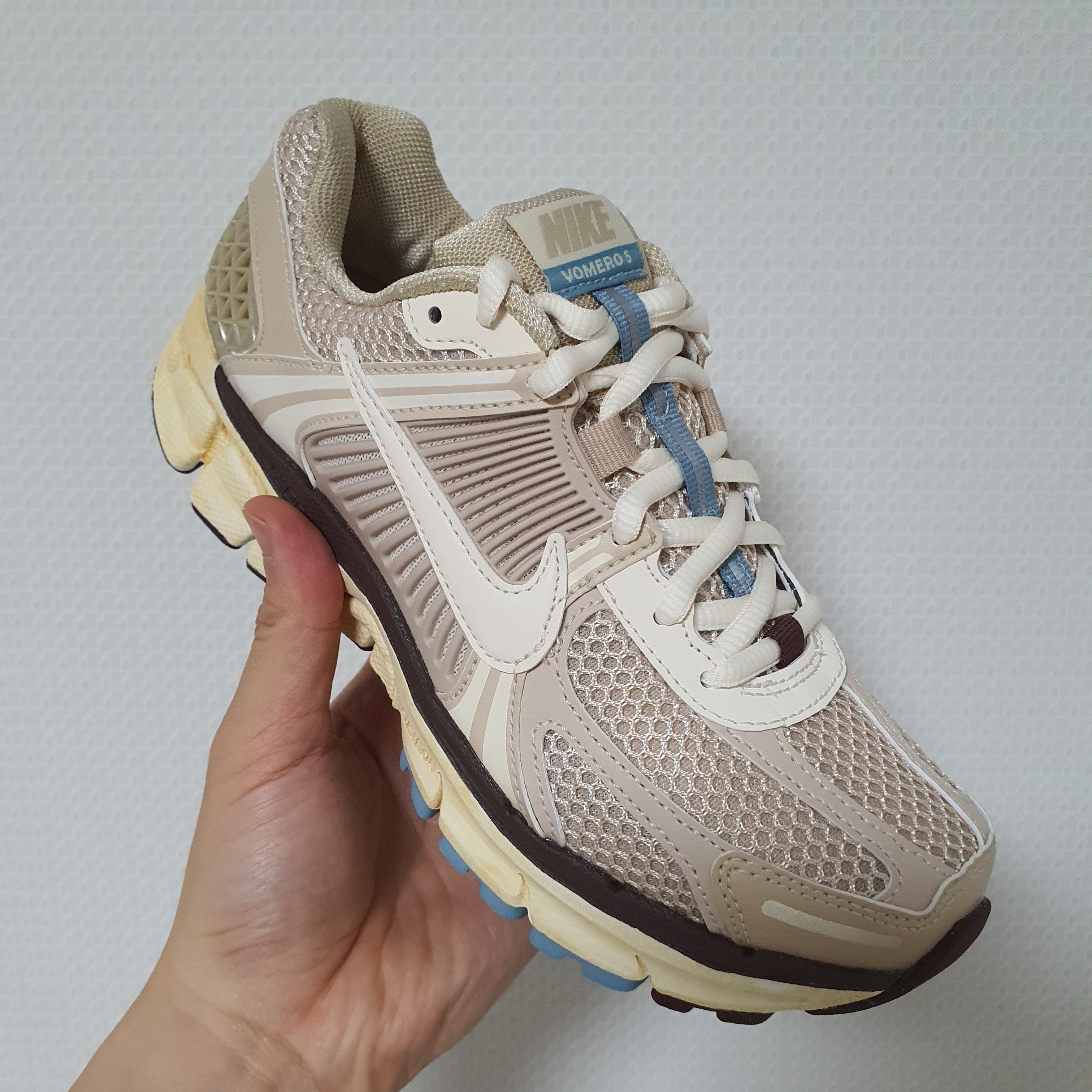 (W) Nike Zoom Vomero 5 Oatmeal 착용 스타일