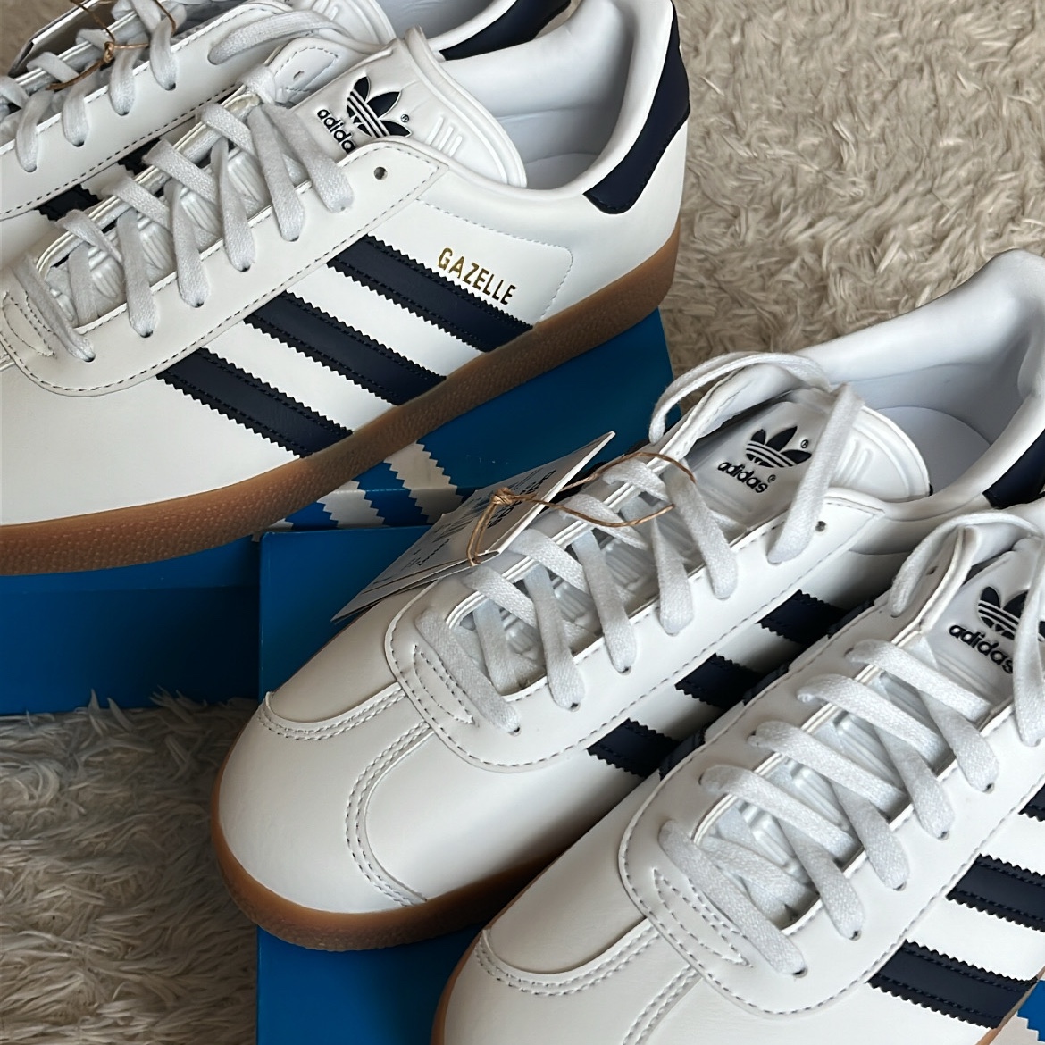Adidas Gazelle White Collegiate Navy 착용 스타일 - 2