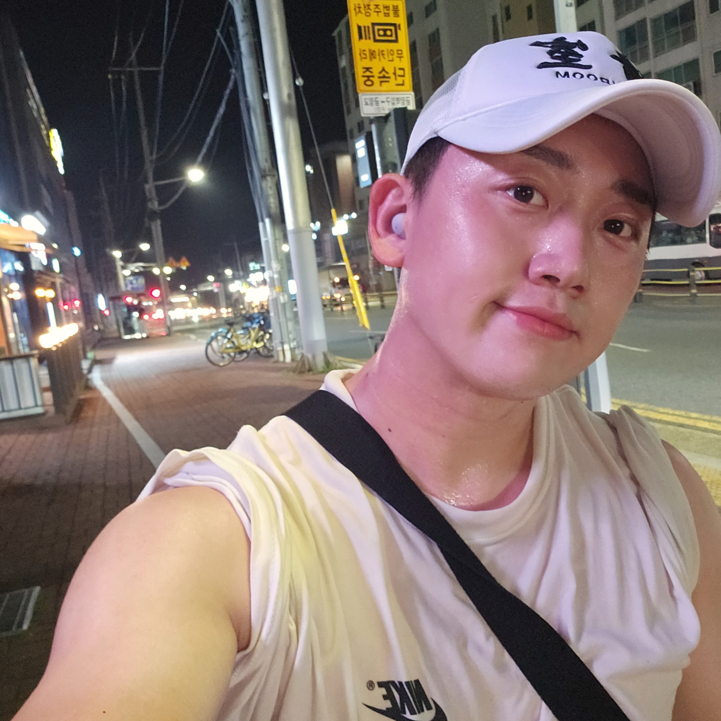 Darkr8m Studio Mesh Trucker Cap White 착용 스타일