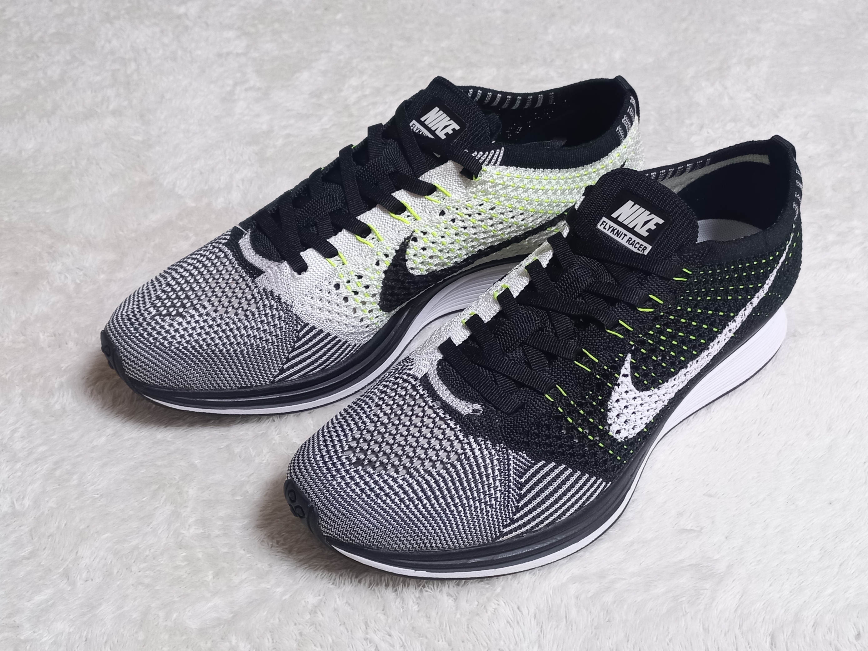 Nike Flyknit Racer Black White Volt 착용 스타일