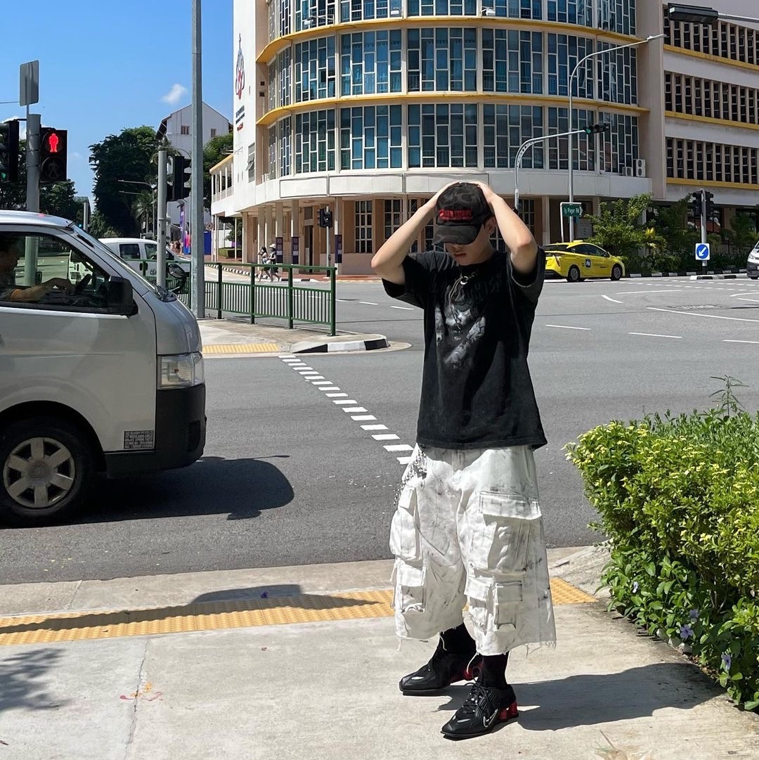 Nos Couleurs Distressed Cargo Shorts White 착용 스타일