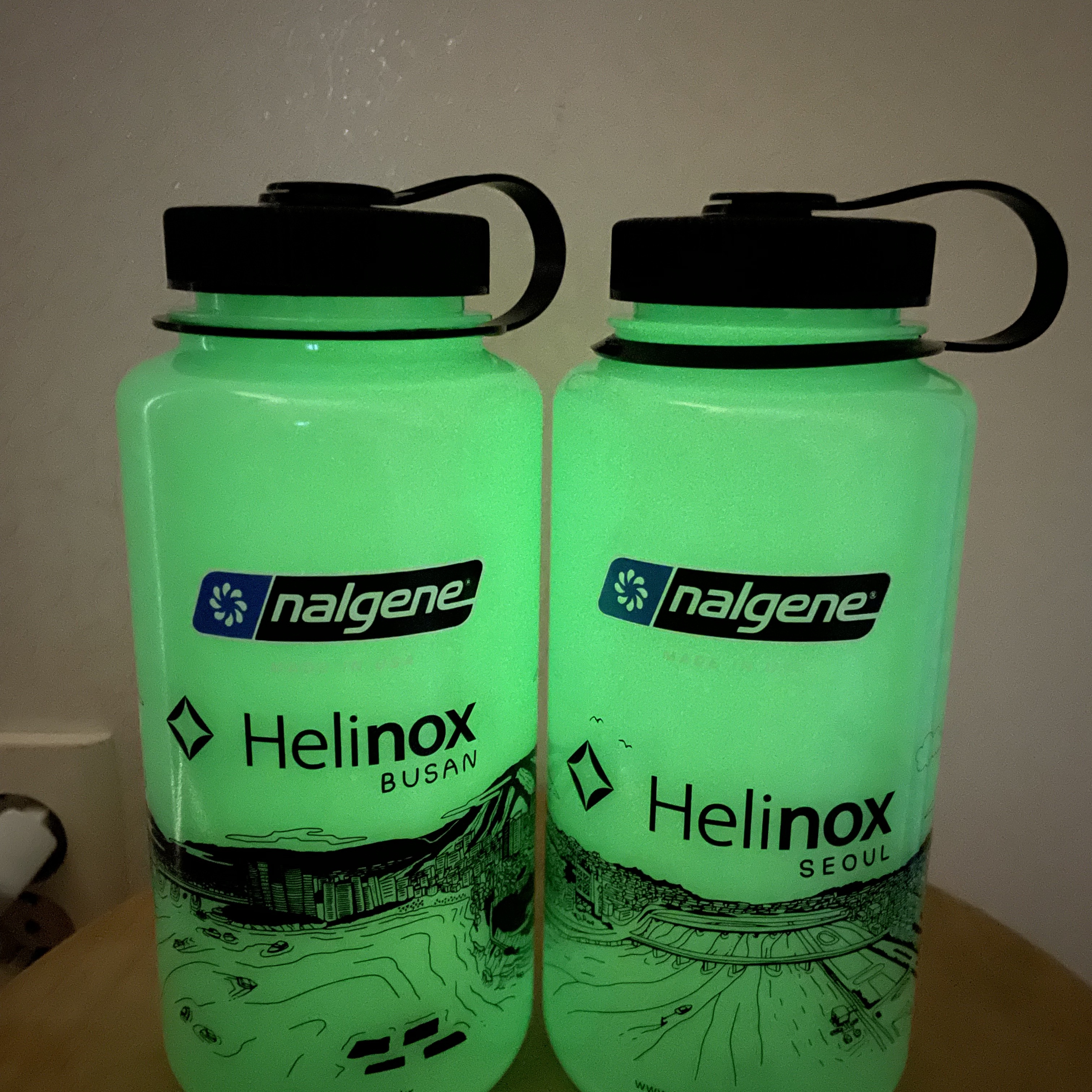 Helinox Glow Edition Nalgene Bottle 1L Seoul Glow Green, Helinox Glow Edition Nalgene Bottle 1L Busan Glow Green 착용 스타일