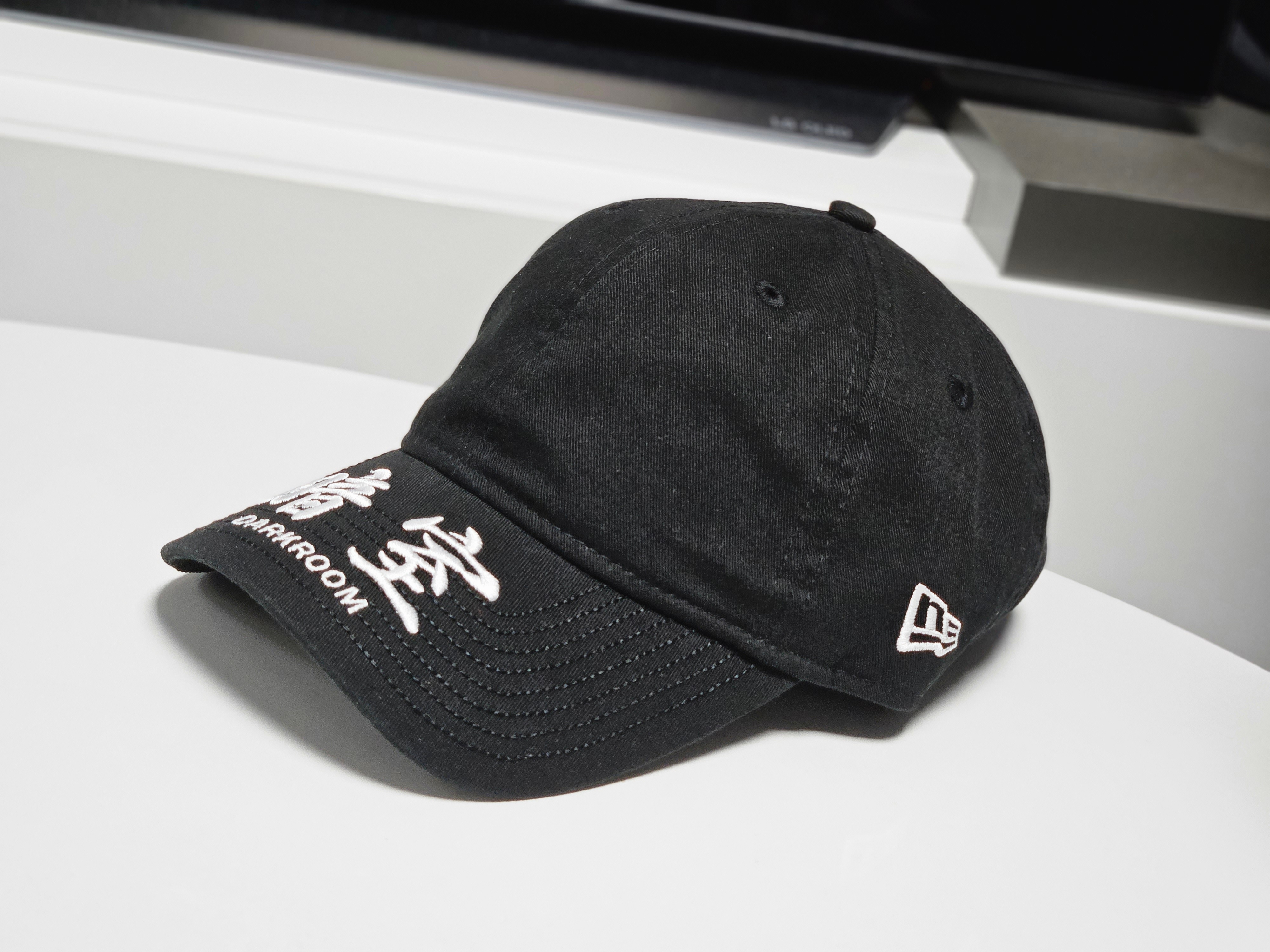 Darkr8m Studio x New Era Unstructured Ball Cap Black 착용 스타일 - 3