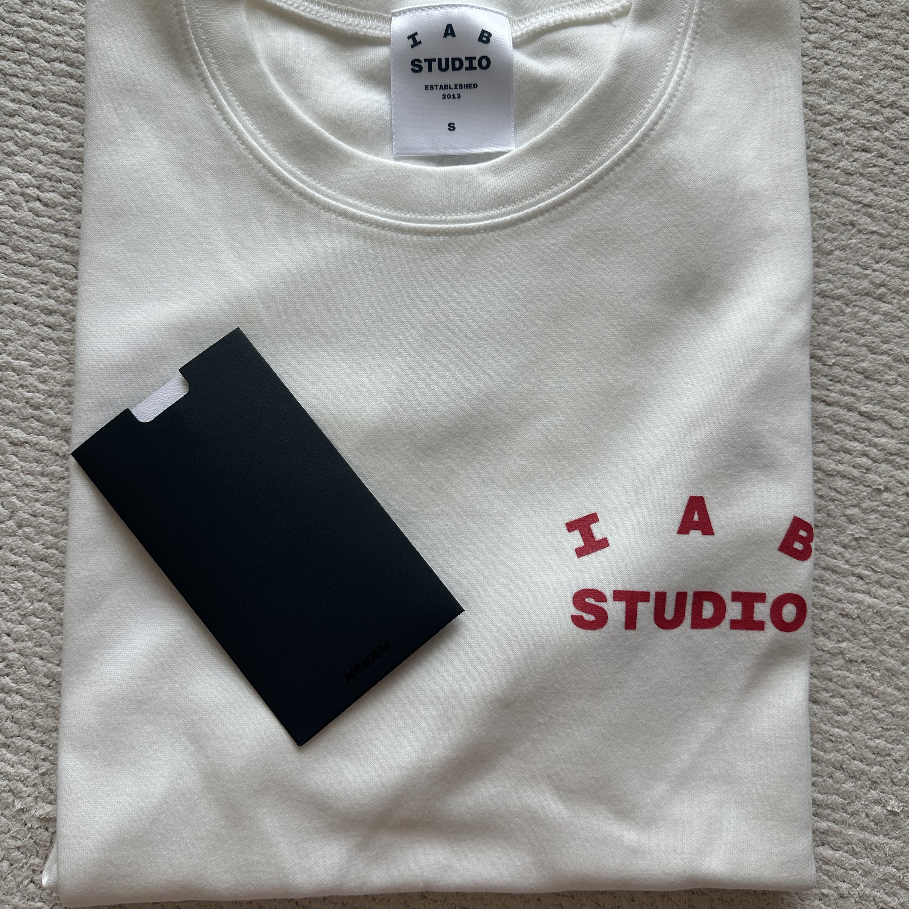 IAB Studio T-Shirt White - The Hyundai Seoul Exclusive 착용 스타일