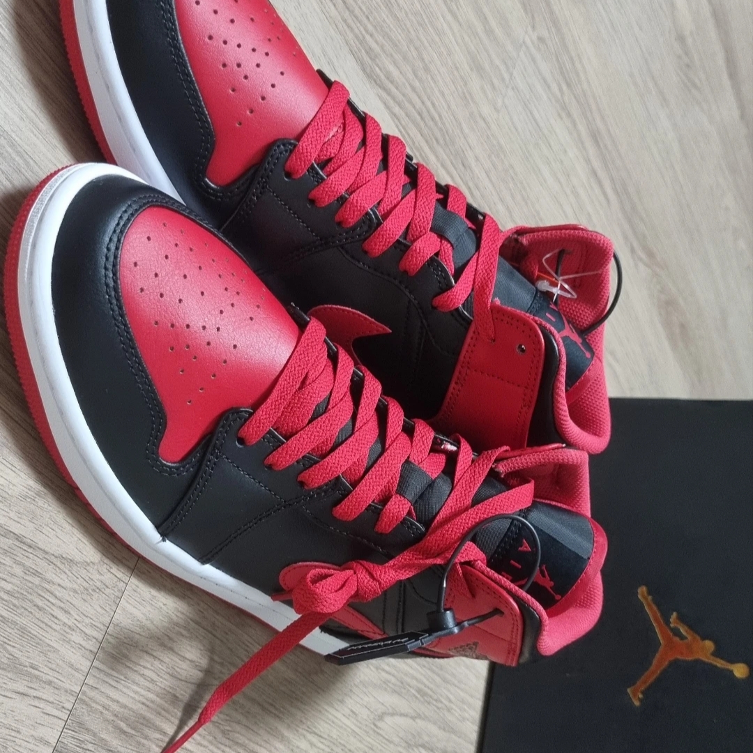 Jordan 1 Mid Black Fire Red 착용 스타일