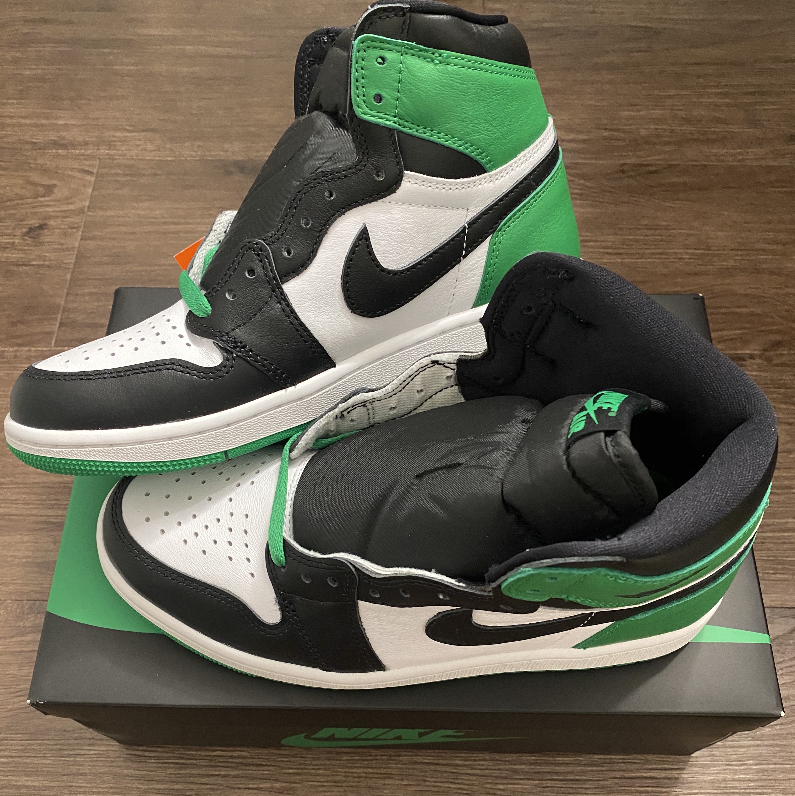 Jordan 1 Retro High OG Black and Lucky Green 착용 스타일