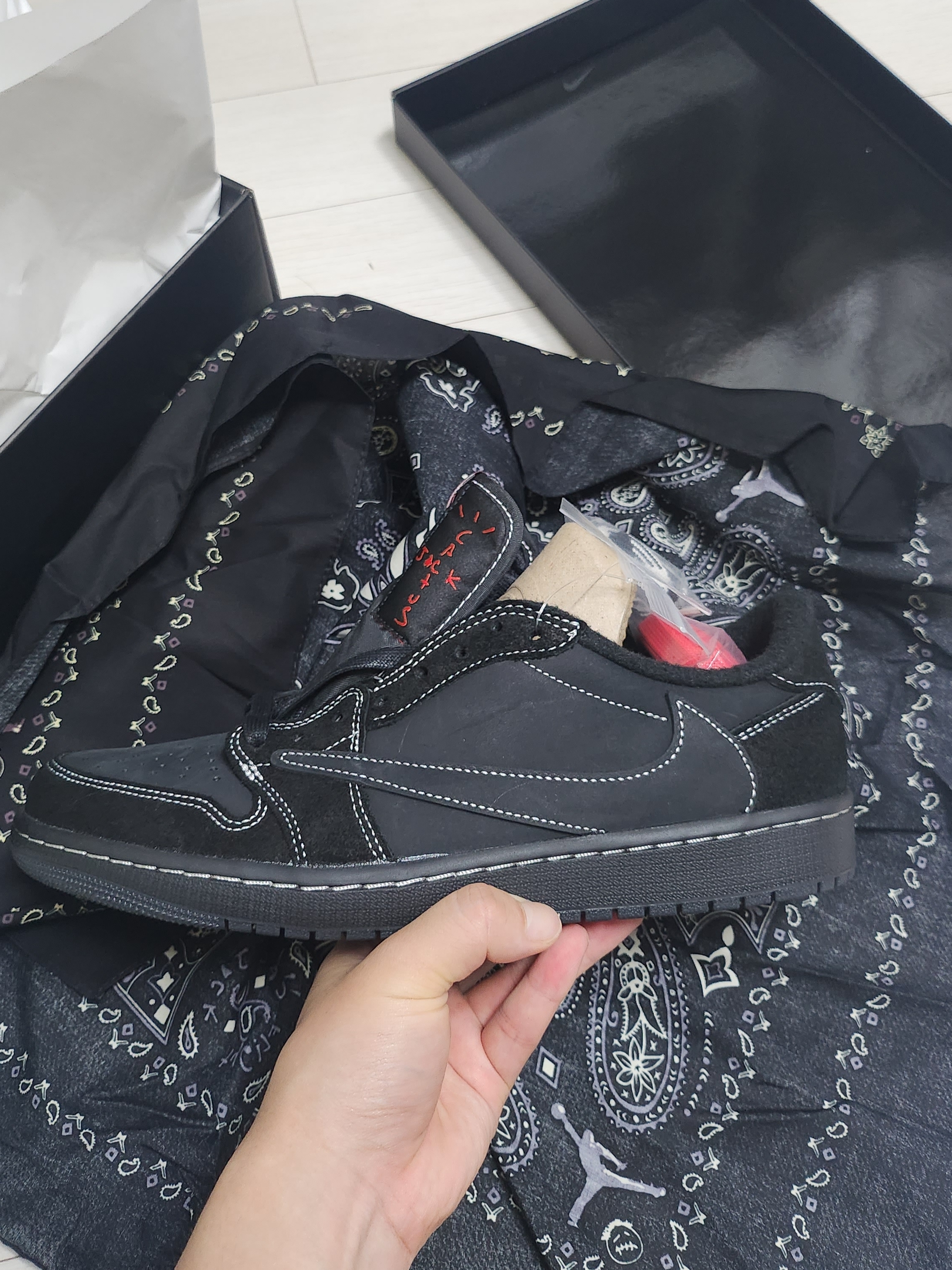 Jordan 1 x Travis Scott Retro Low OG SP Black Phantom 착용 스타일 - 2