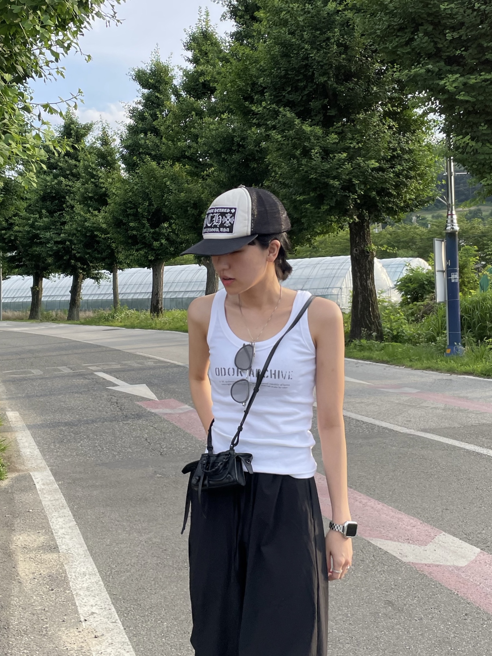 Adidas Yeezy Foam RNNR Stone Sage, Chrome Hearts CH Hollywood Trucker Hat Navy White 착용 스타일 - 2