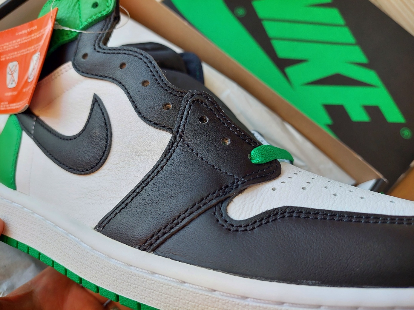 Jordan 1 Retro High OG Black and Lucky Green 착용 스타일