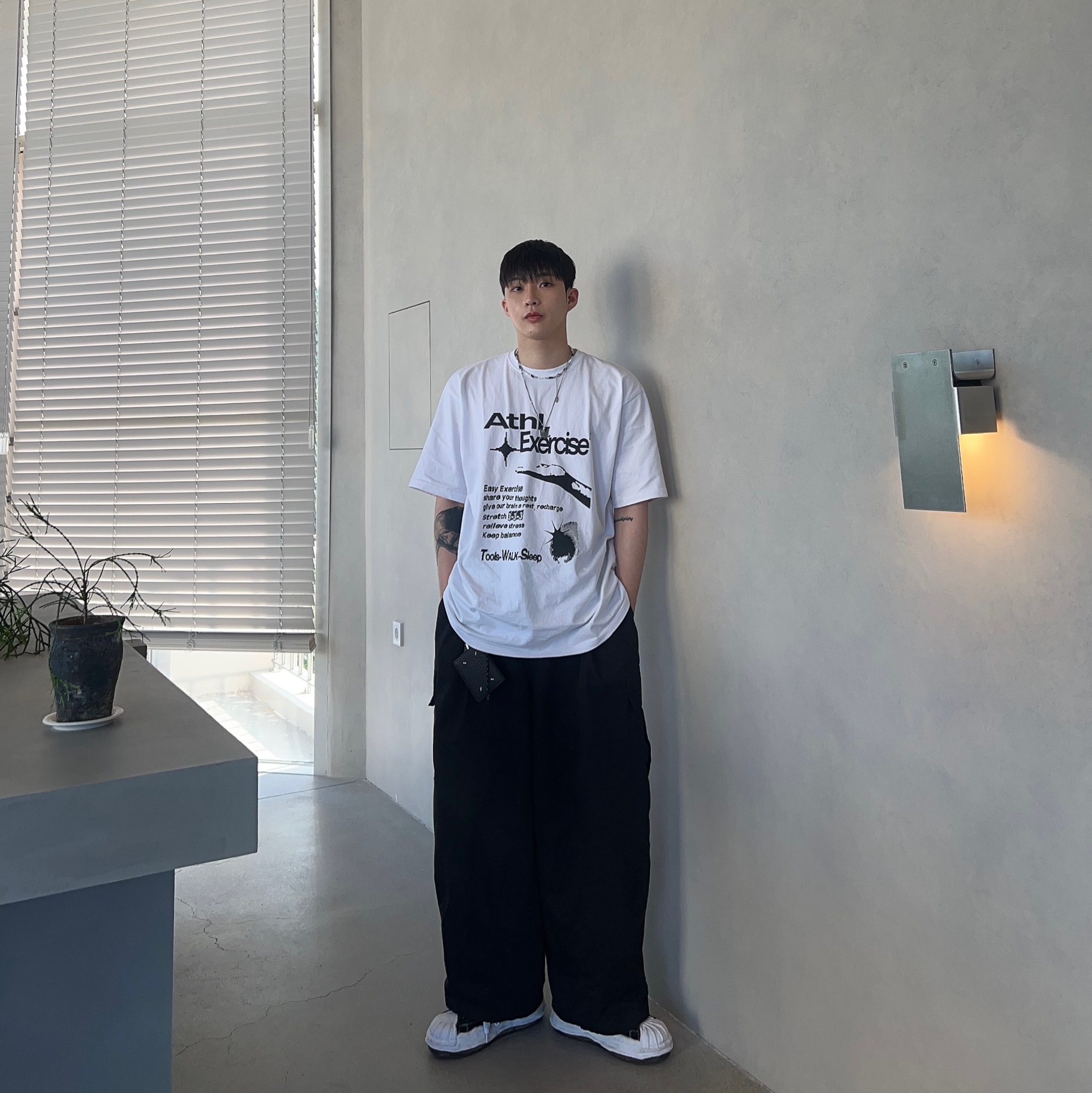 Maison Margiela Keyring Wallet Black, Maison Mihara Yasuhiro Blakey OG Sole Canvas Low-top Sneakers Black White 착용 스타일