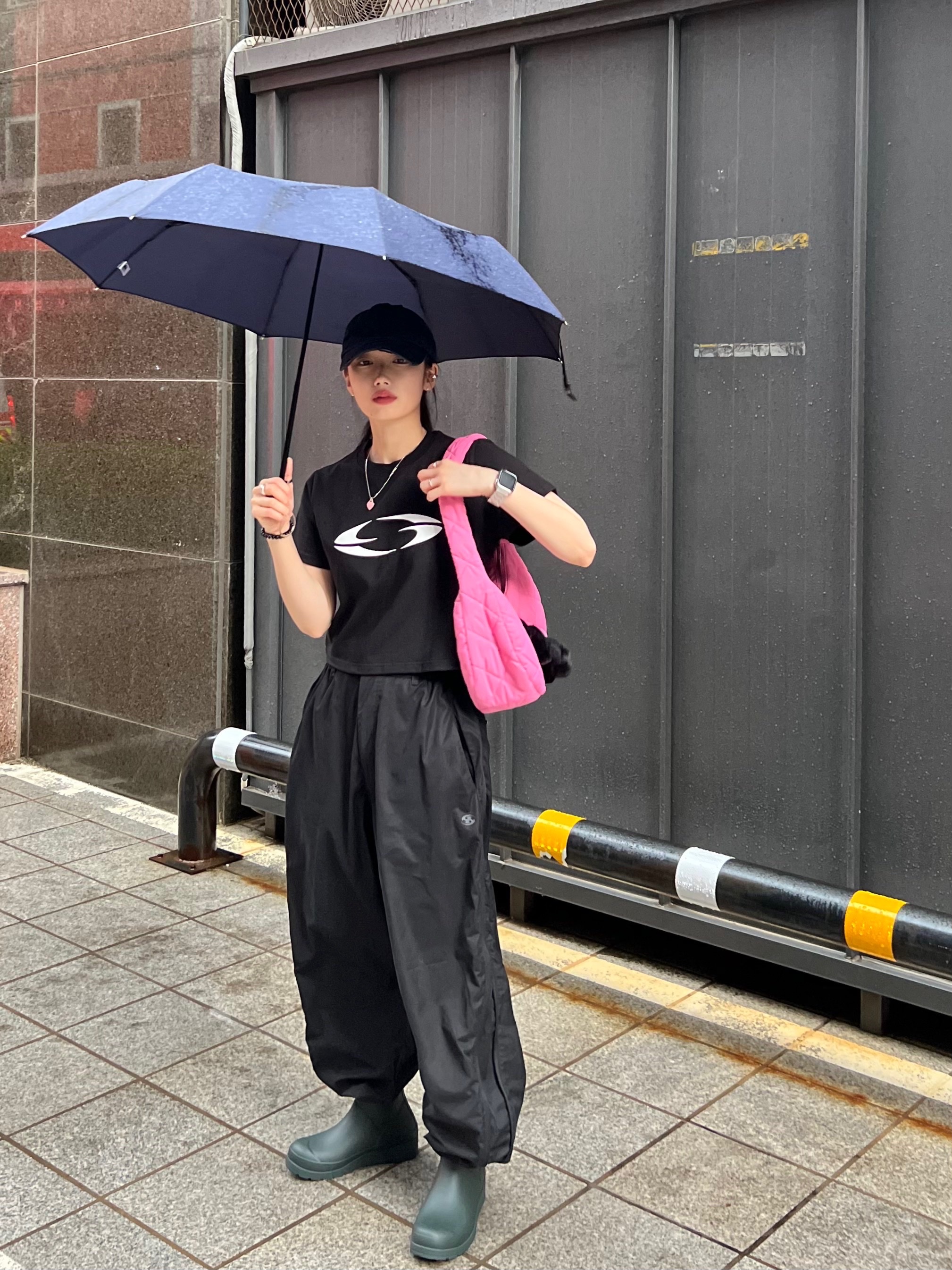 (W) Hunter Play Short Wellington Boots Arctic Moss, Sansan Gear Zipper Pants Black - 22FW 착용 스타일 - 1