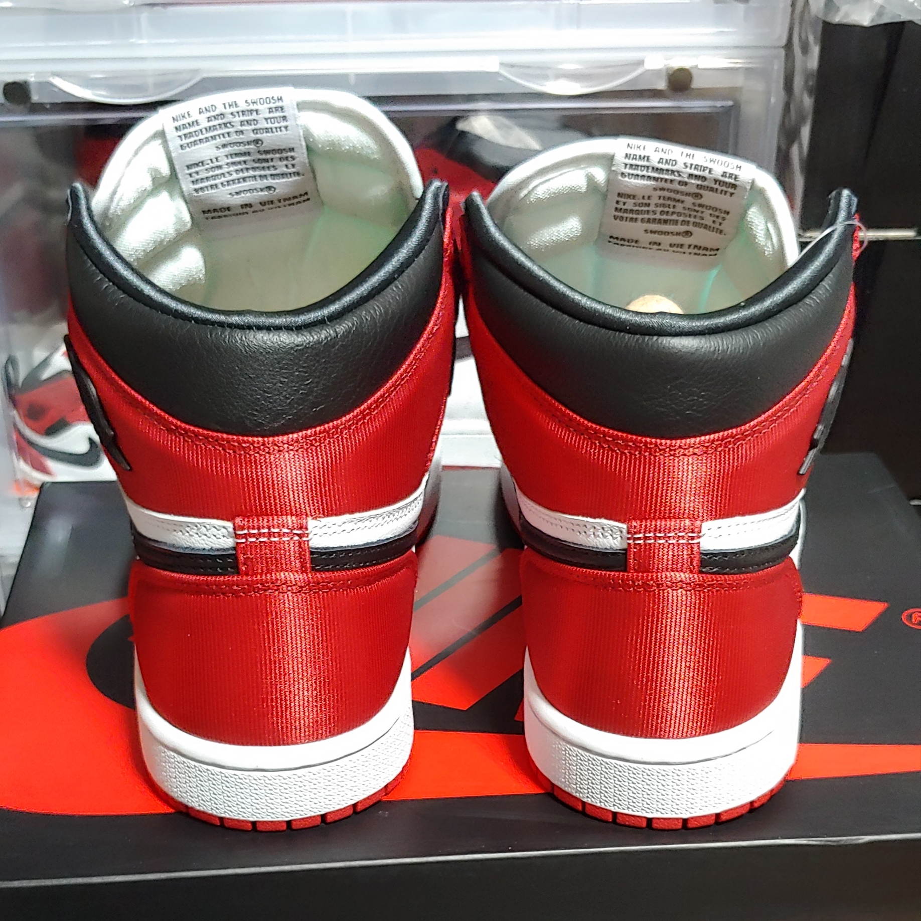 (W) Jordan 1 Retro High Satin Black Toe 착용 스타일 - 3