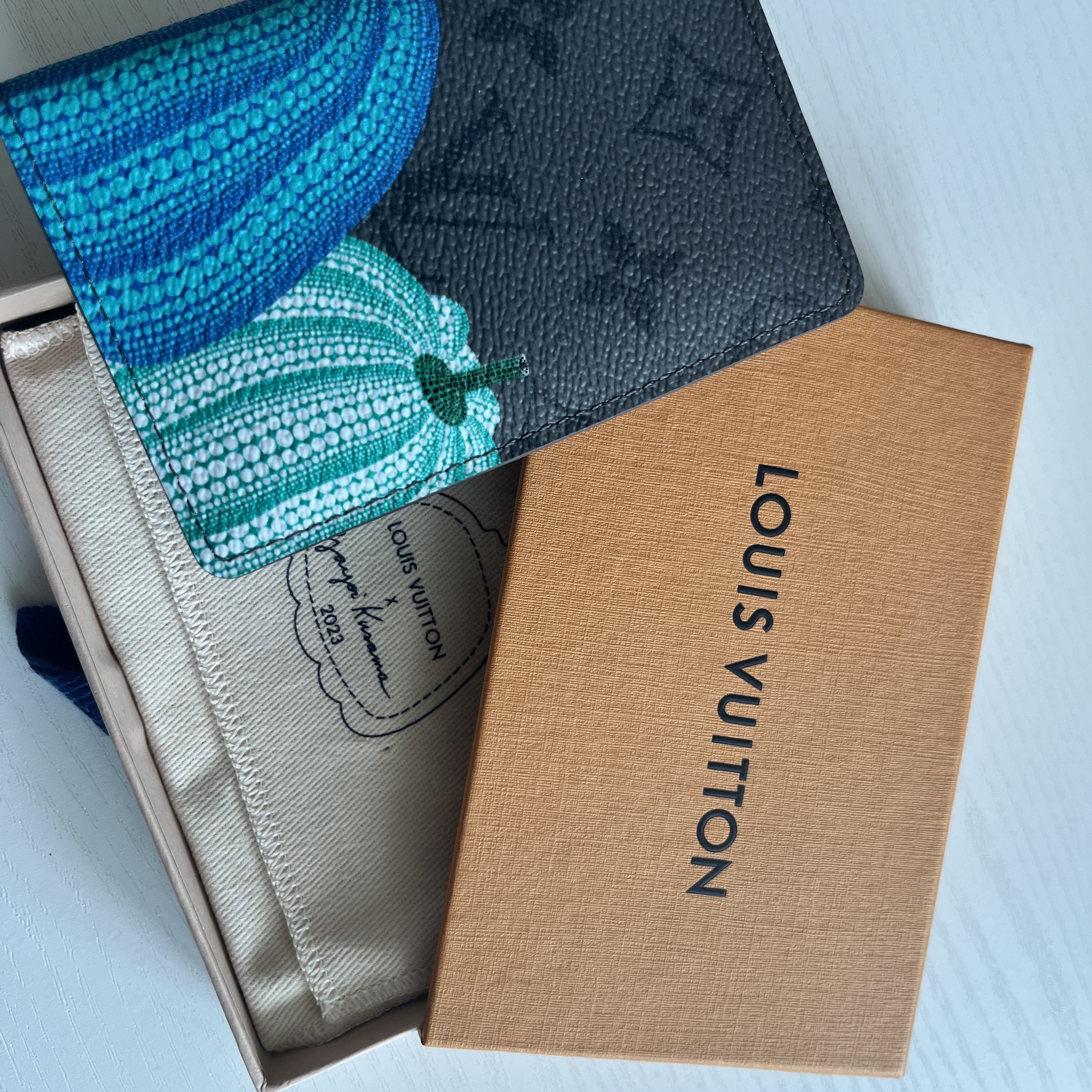 Louis Vuitton x YK Pocket Organizer Pumpkin Print Monogram Eclipse Reverse 착용 스타일