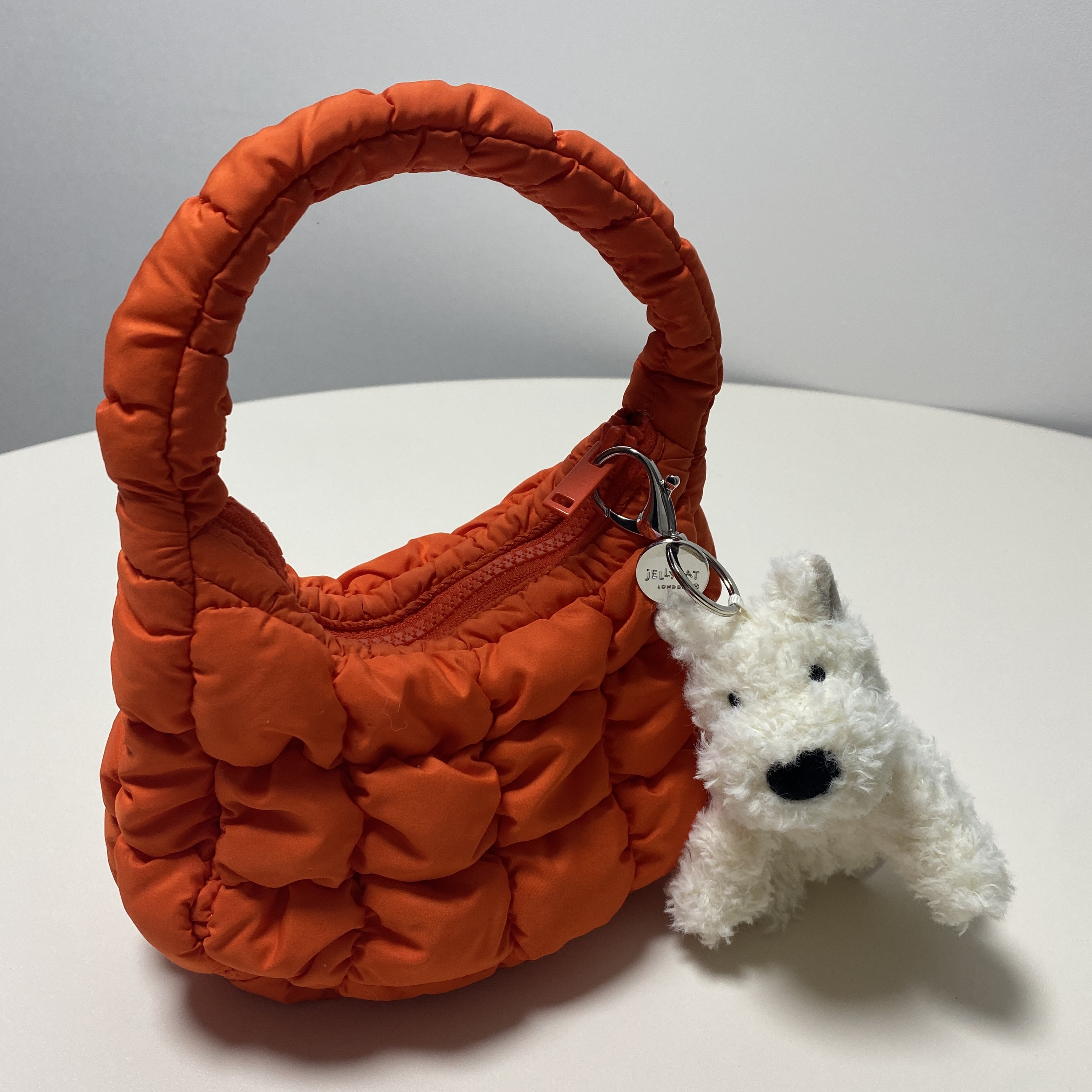 Jellycat Munro Scottie Dog Bag Charm Cream, COS Quilted Micro Bag Orange 착용 스타일 - 1