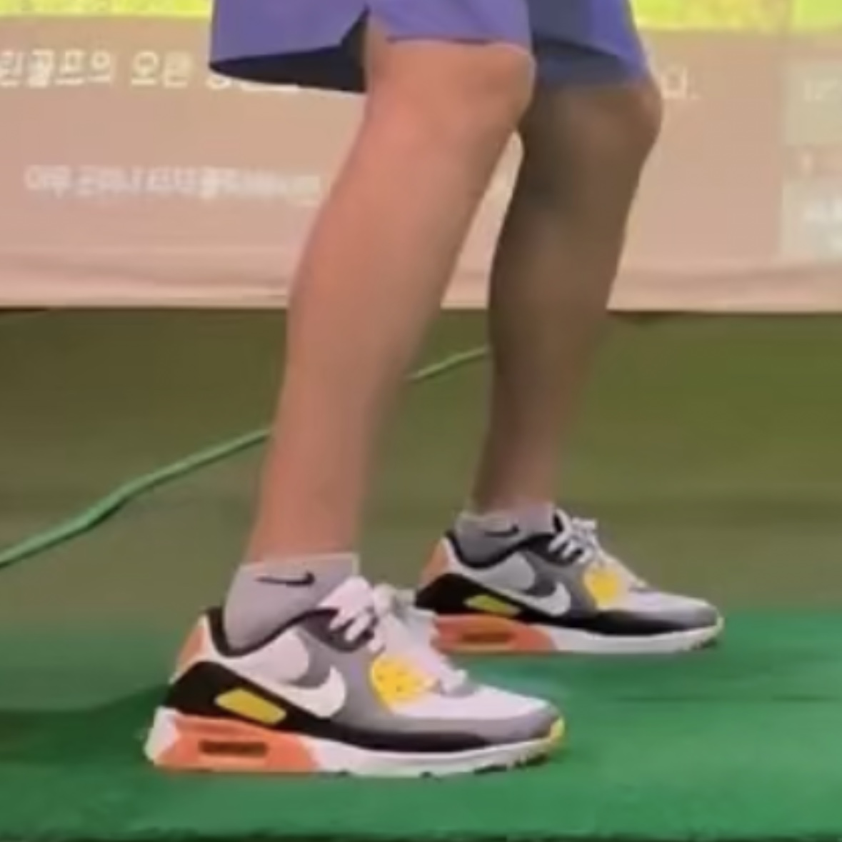 Nike Air Max 90 G Smoke Grey 착용 스타일 - 2