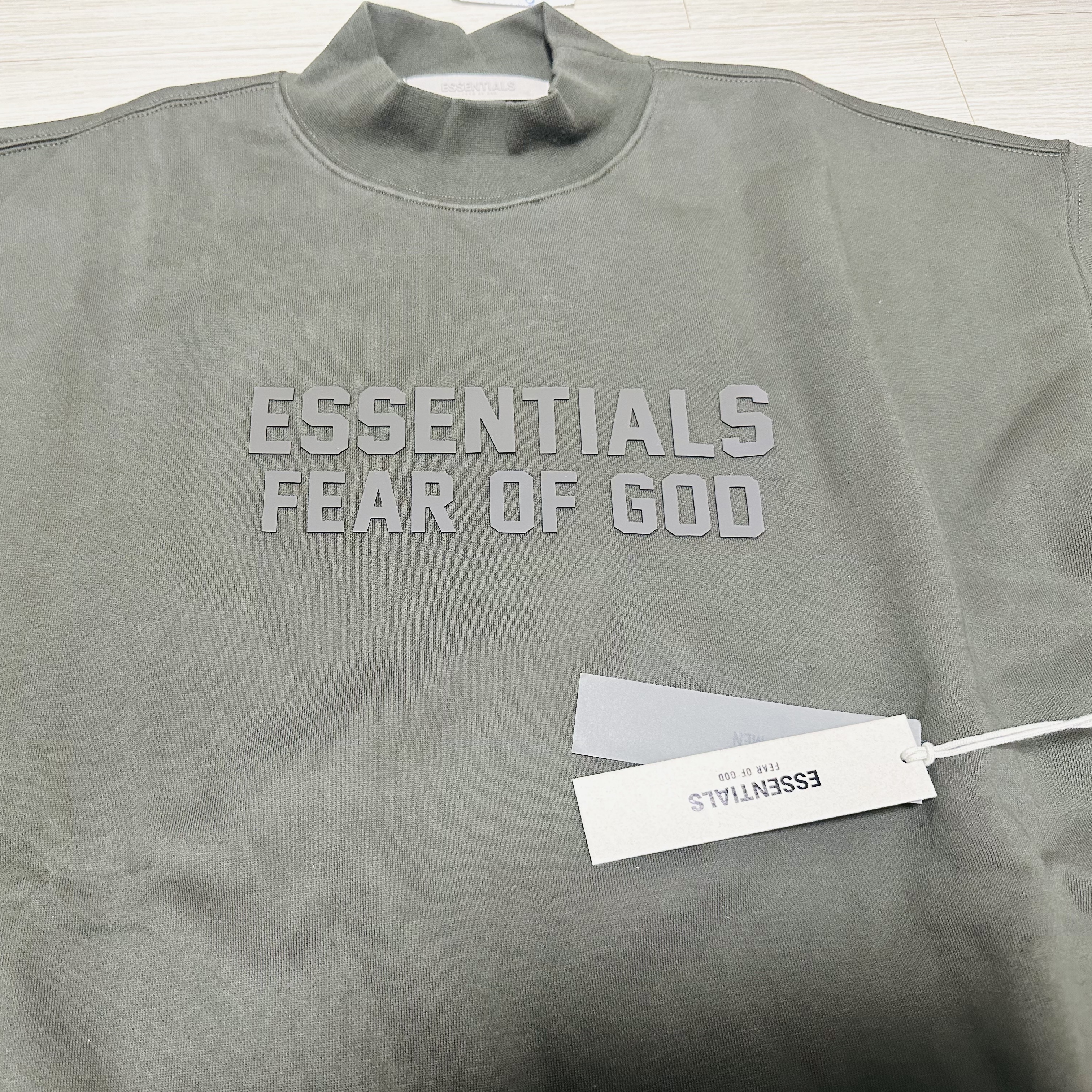 Essentials Relaxed Crewneck Off-Black - 23SS 착용 스타일
