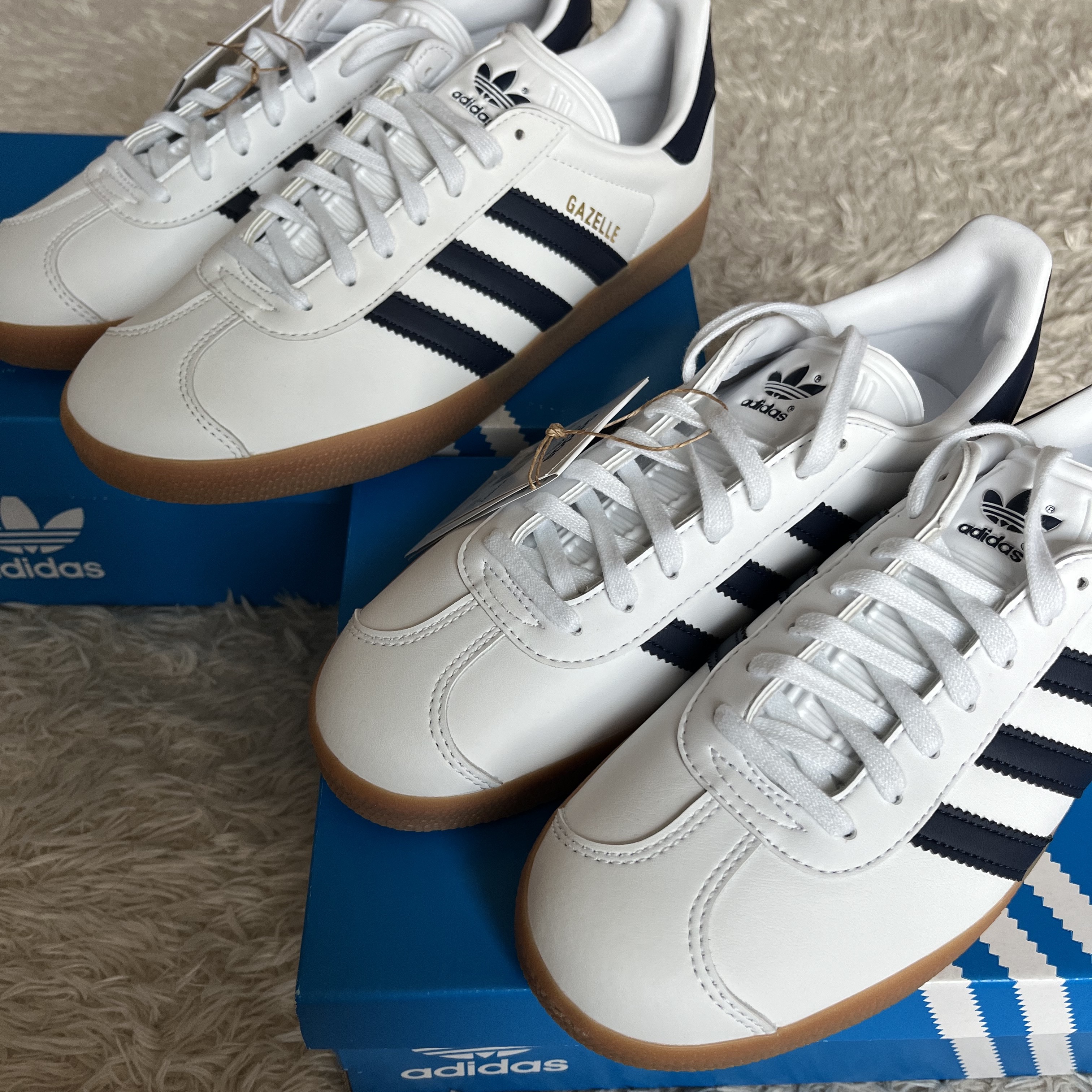 Adidas Gazelle White Collegiate Navy 착용 스타일 - 1