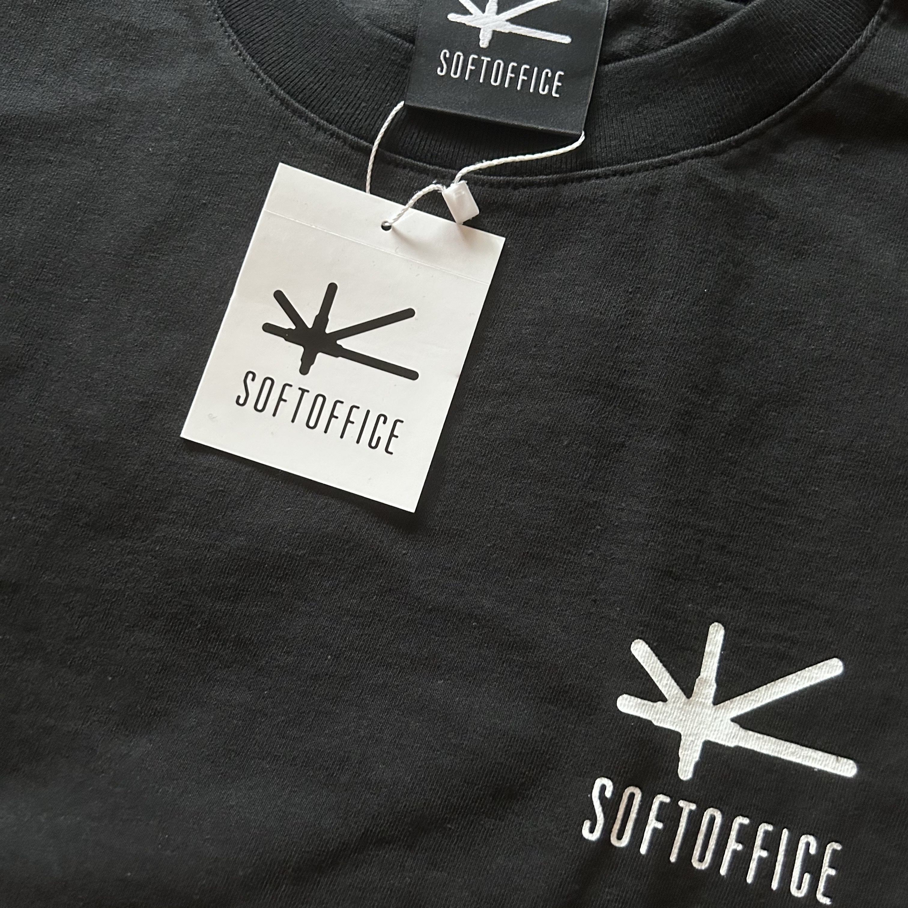 Softoffice Community Tee- Black 착용 스타일 - 1