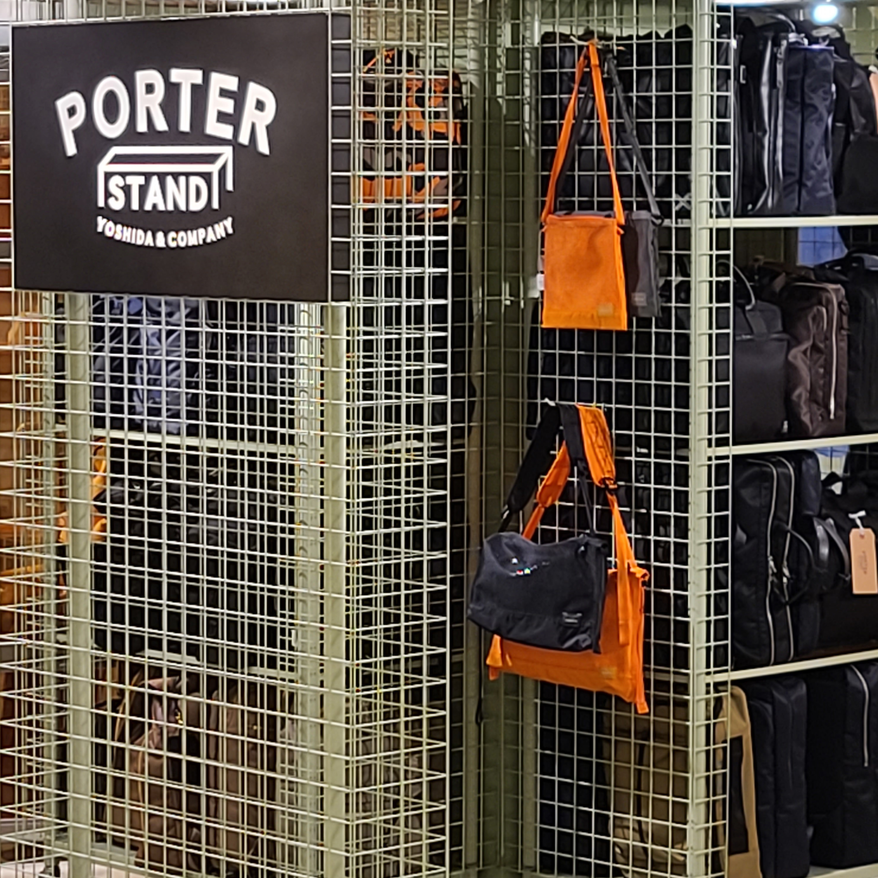 Porter Tanker Shoulder Bag Sage Green 착용 스타일 - 3