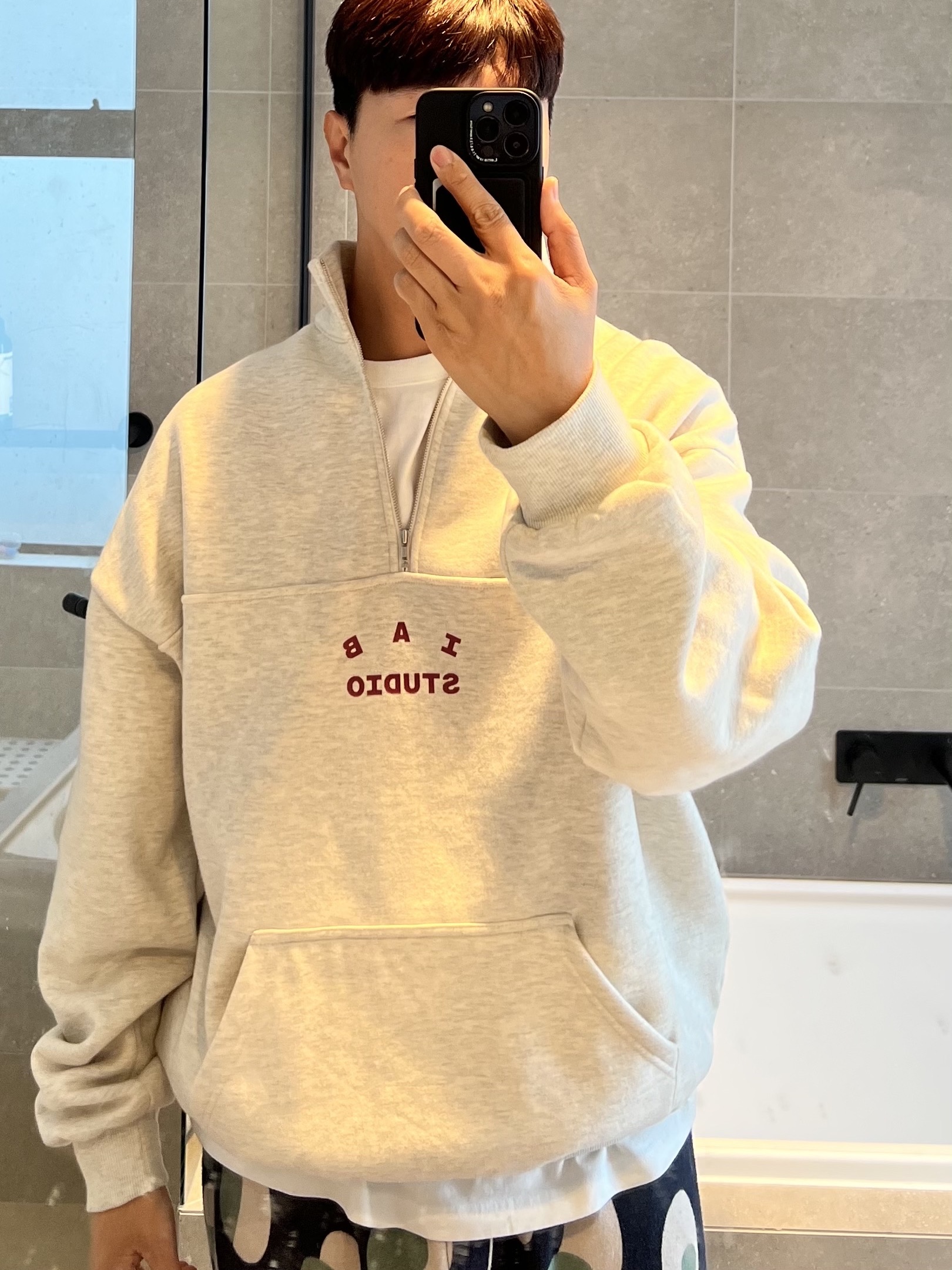 IAB Studio Half Zip-Up Oatmeal Burgundy 착용 스타일 - 1